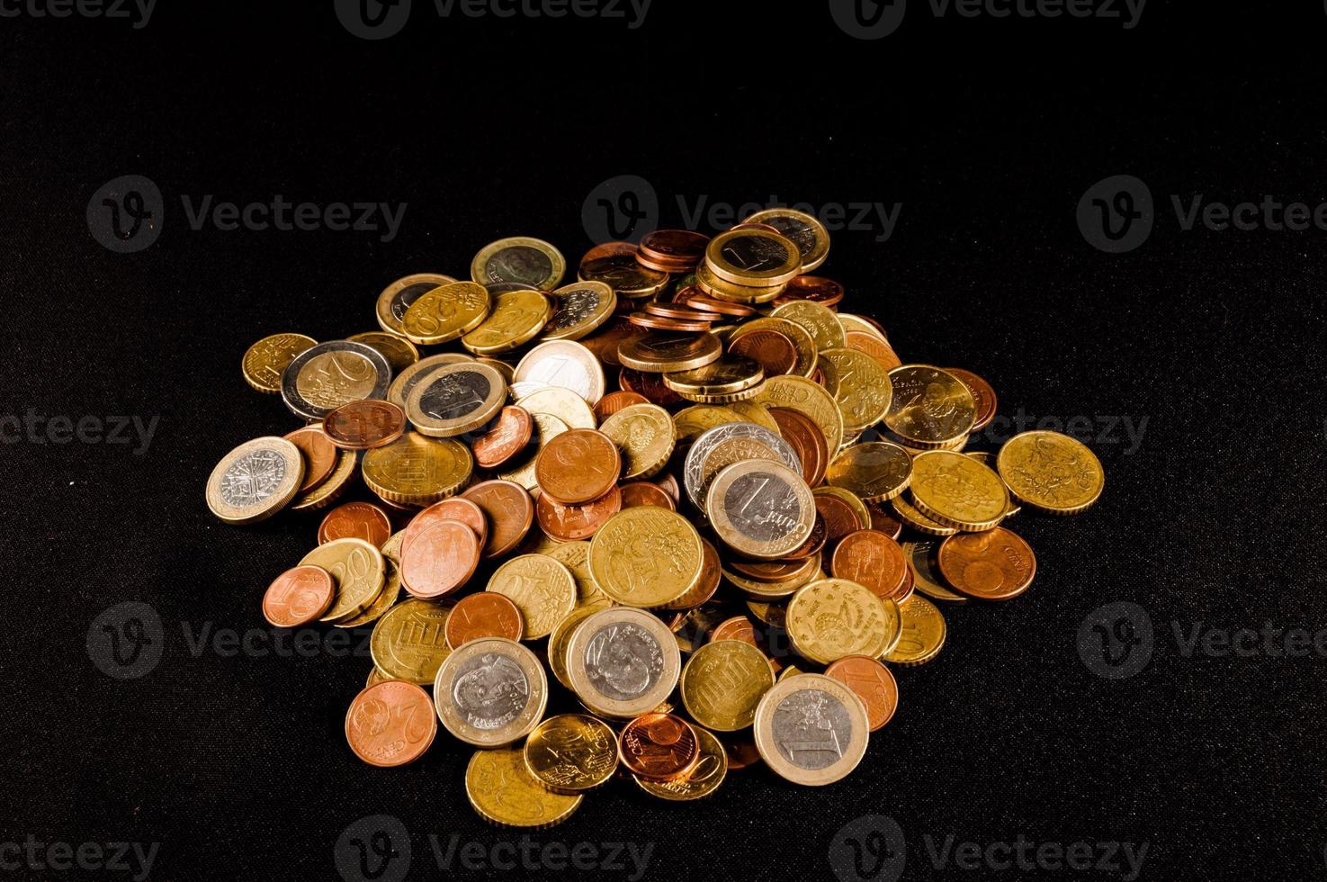 Münzen auf schwarzem Hintergrund foto