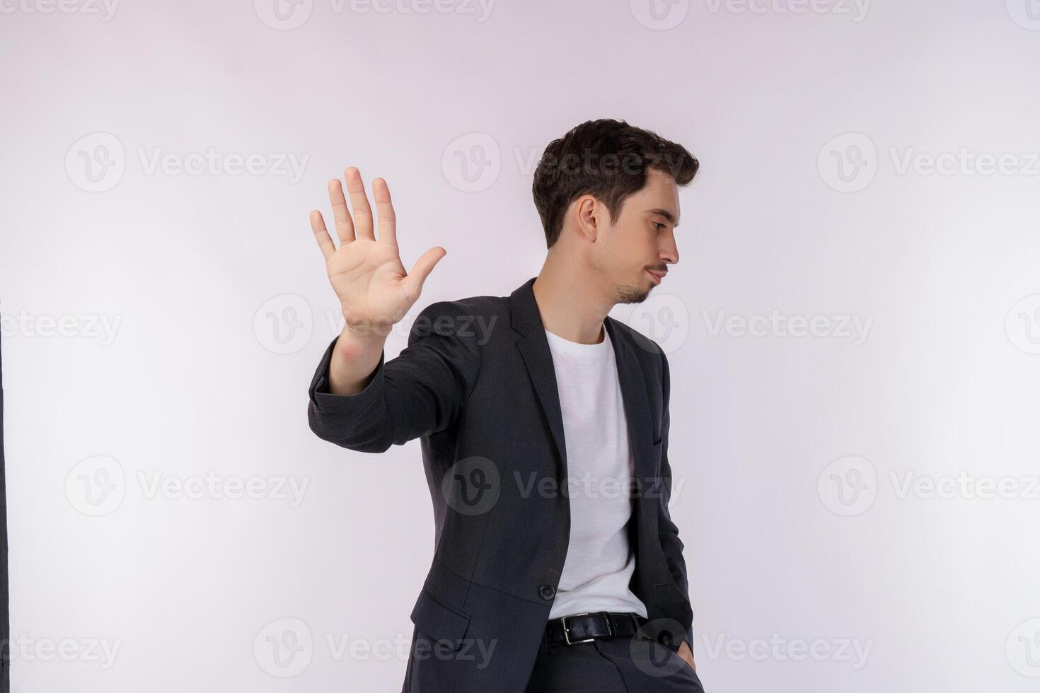 Porträt eines jungen, gutaussehenden Geschäftsmannes, der aufhört, mit der Handfläche auf weißem Hintergrund zu singen foto