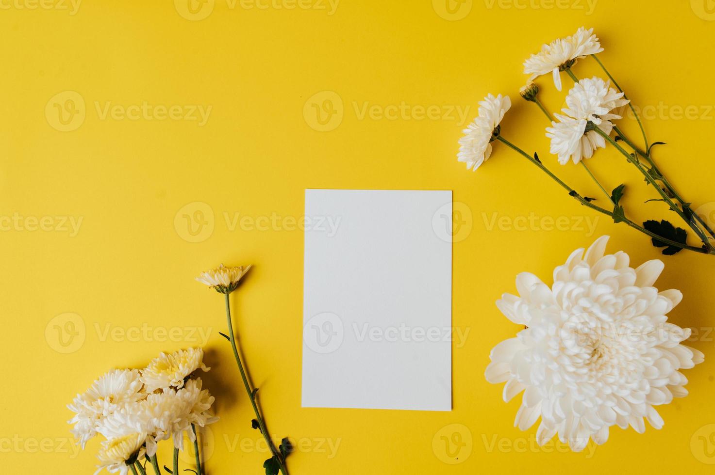 Weiß Karte auf dunkel Gelb Hintergrund mit Blumen. foto
