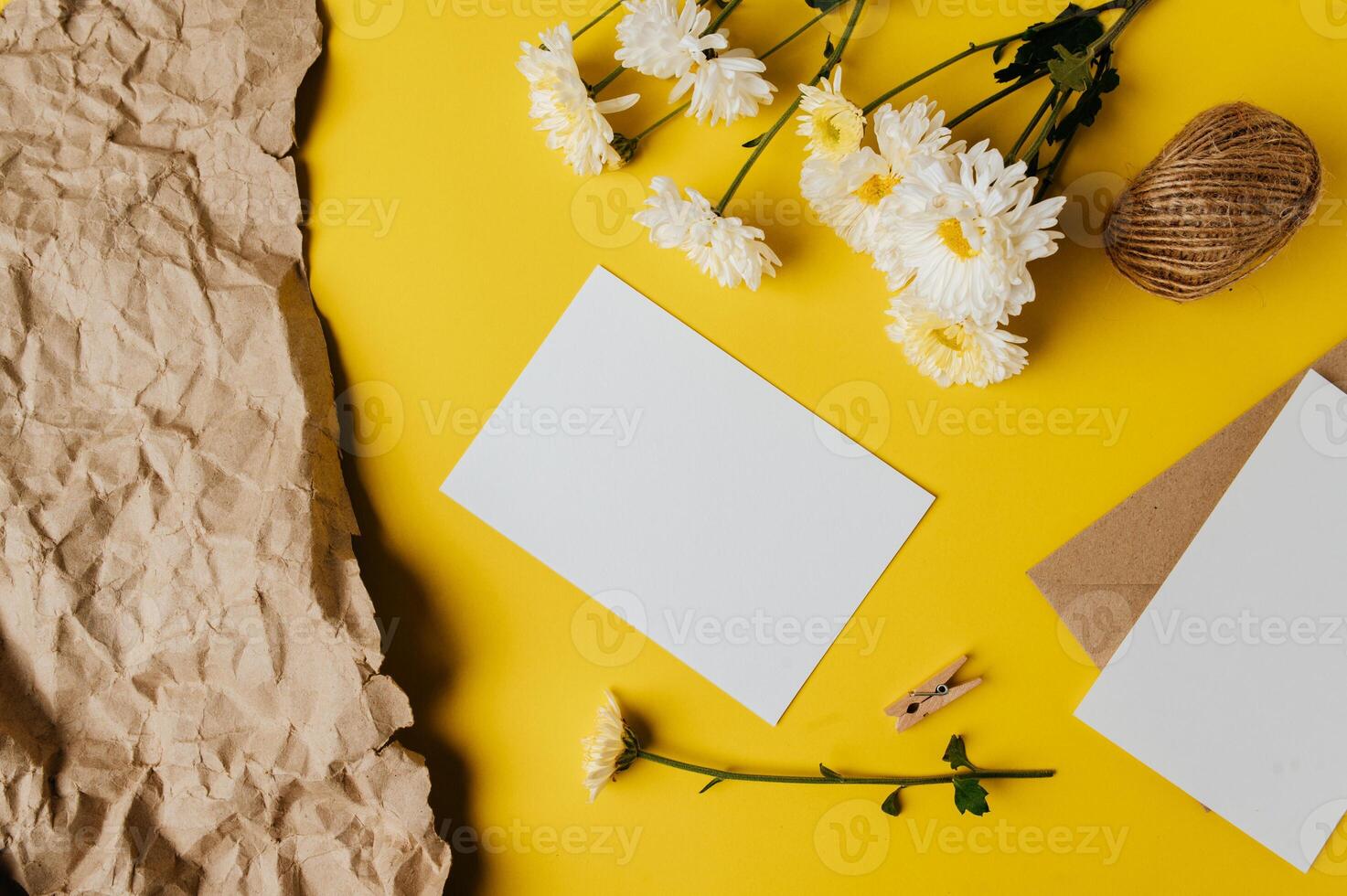 Oberer, höher Briefumschlag Gelb Hintergrund dekoriert mit Blumen foto