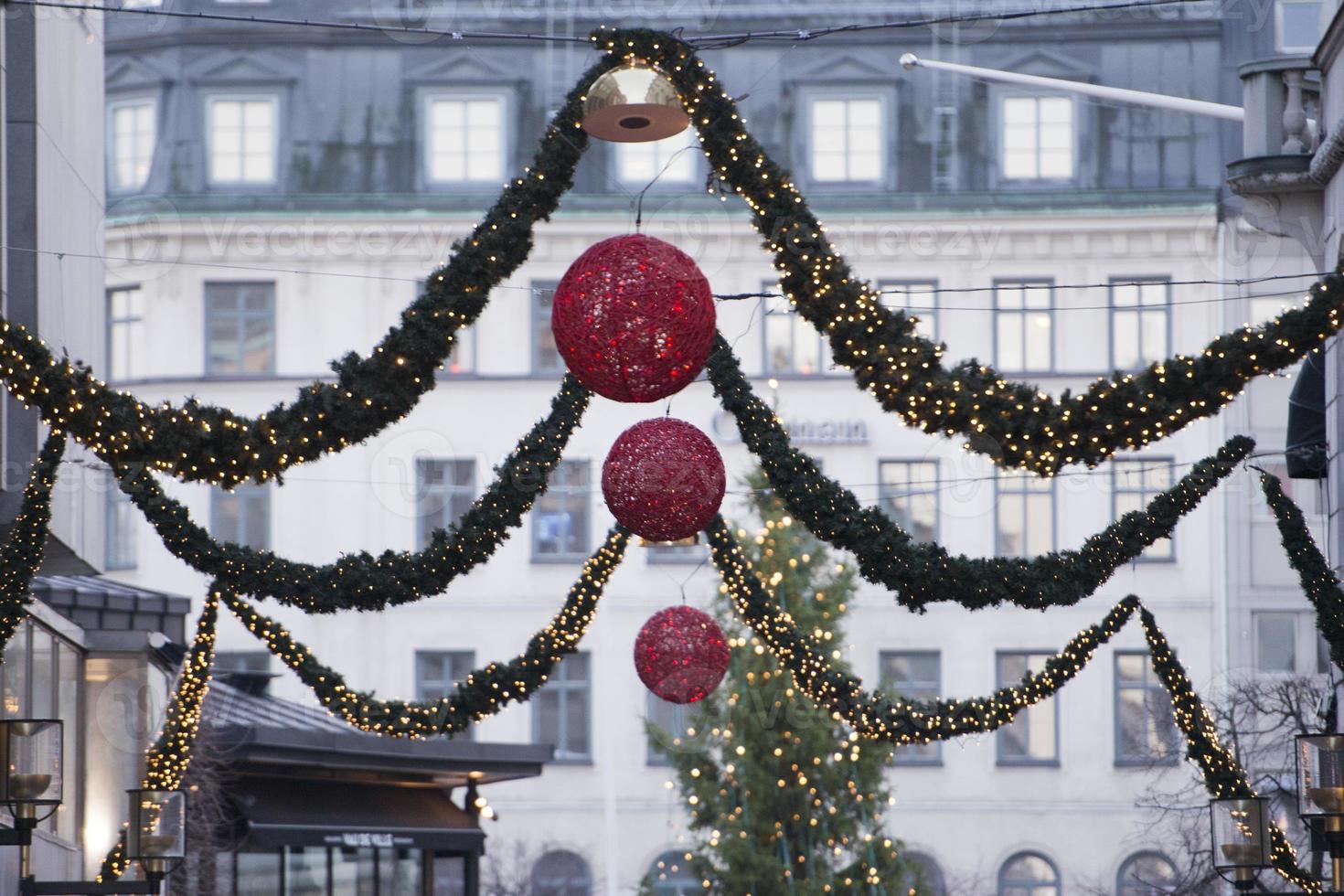 weihnachtliche straßenbeleuchtung foto