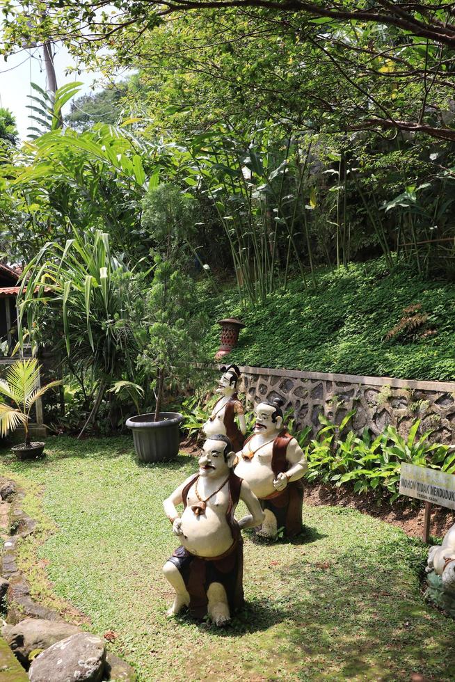 Kudus, Dezember 2022. Skulpturen schmücken das Kebon iboe Restaurant. foto