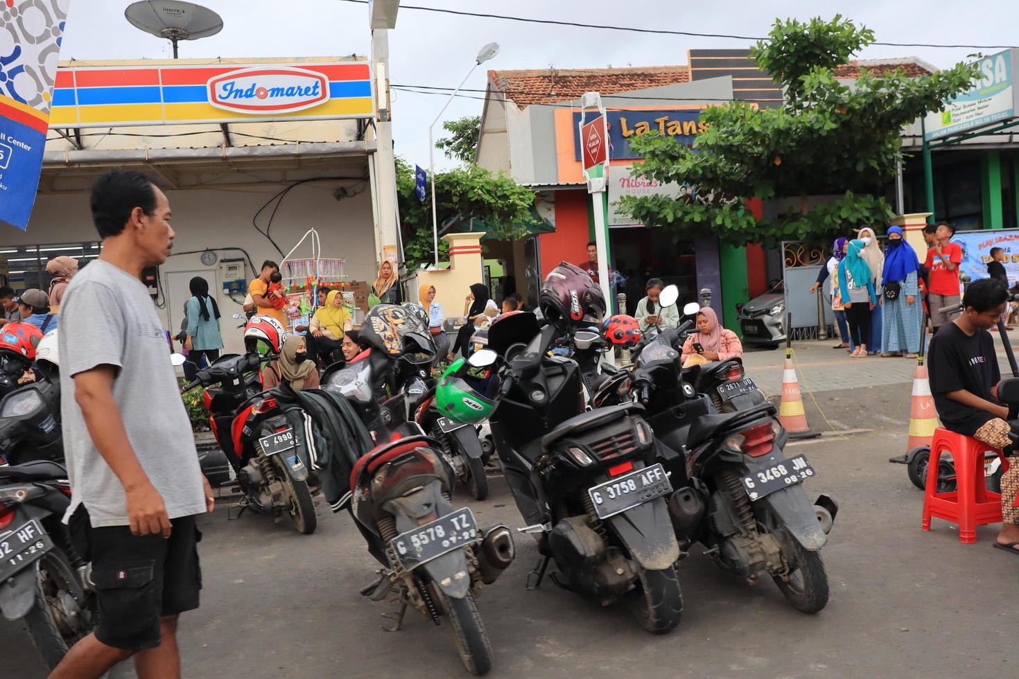 tegal, Dezember 2022. Foto von das Motorrad Parkplatz Menge im das tegal Stadt Platz welche ist überfüllt und voll von Motorrad Besucher.