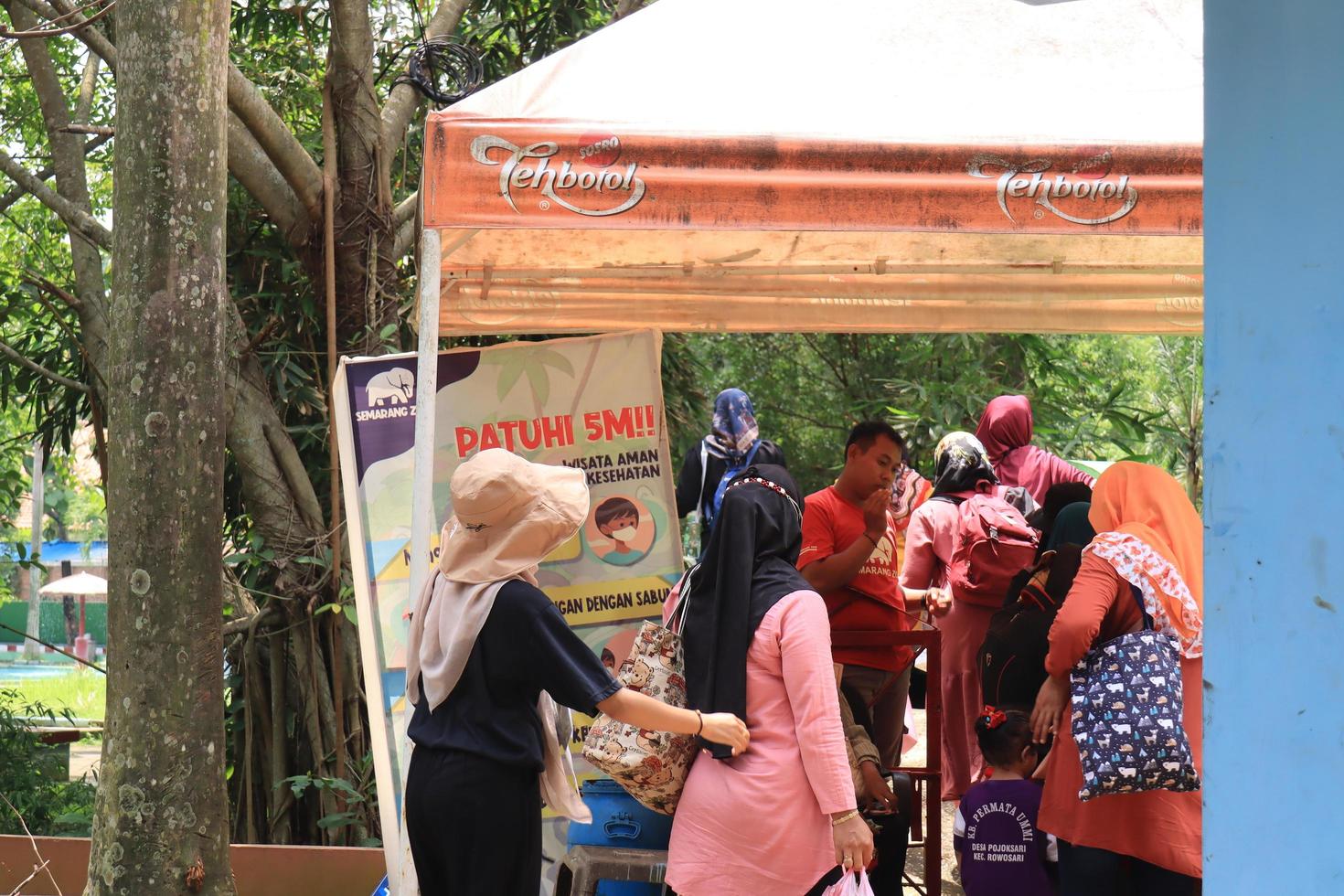 Semarang, Dezember 2022. Besucher, Eltern und Kinder, genießen ein Tour von das Semarang Zoo. foto