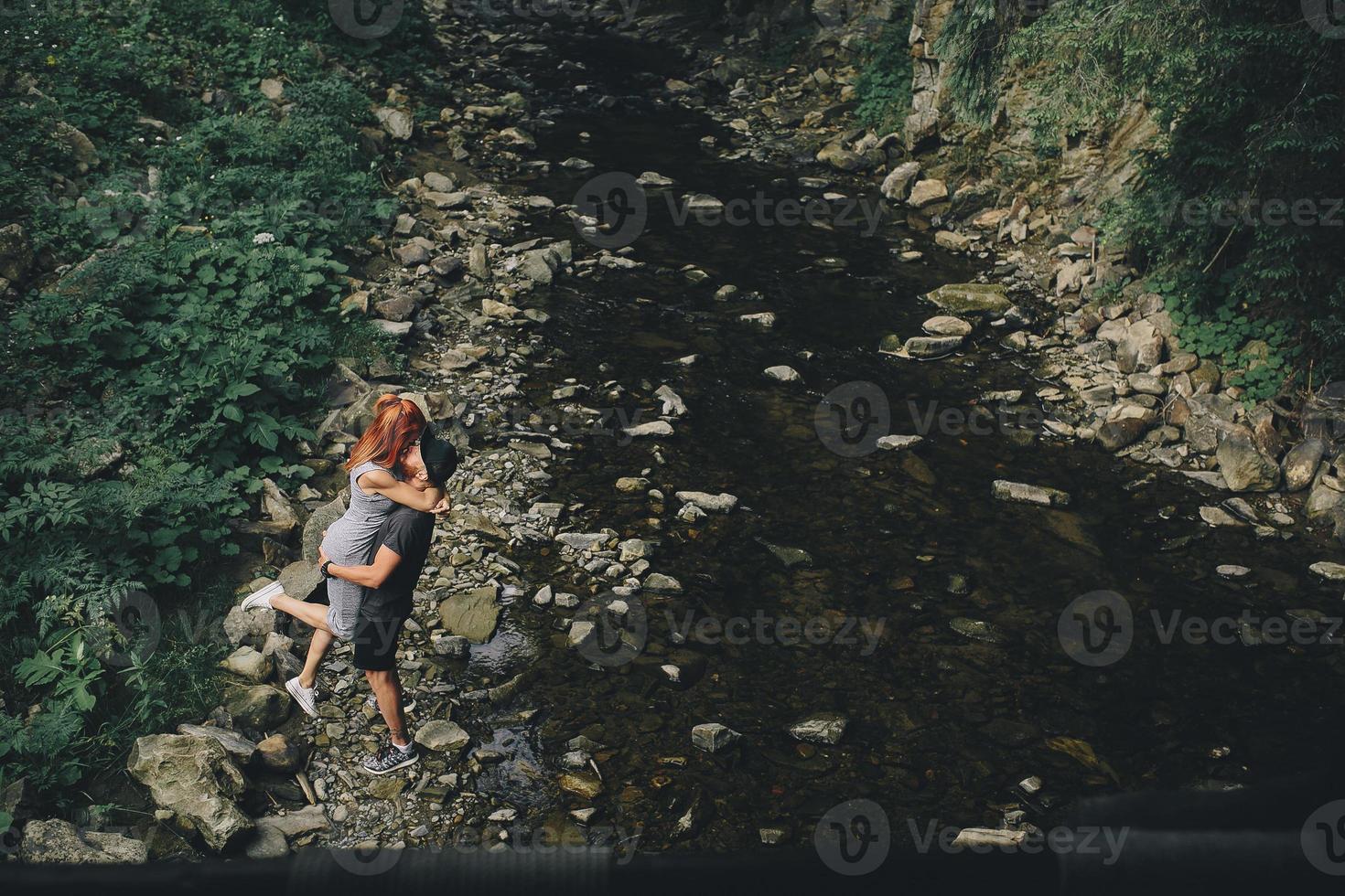schönes Paar auf dem Hintergrund des Waldes foto
