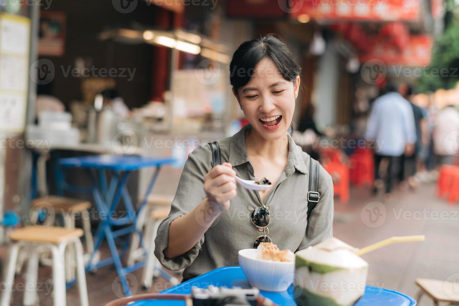glücklich jung asiatisch Frau Rucksack Reisender genießen Straße Essen beim China Stadt, Dorf Straße Essen Markt im Bangkok, Thailand. Reisender Überprüfung aus Seite Straßen. foto