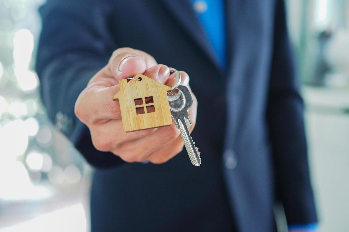 Zuhause Der Umsatz Agenten sind geben Zuhause Schlüssel zu Neu Hausbesitzer. Vermieter und Haus Schlüssel Konzept foto