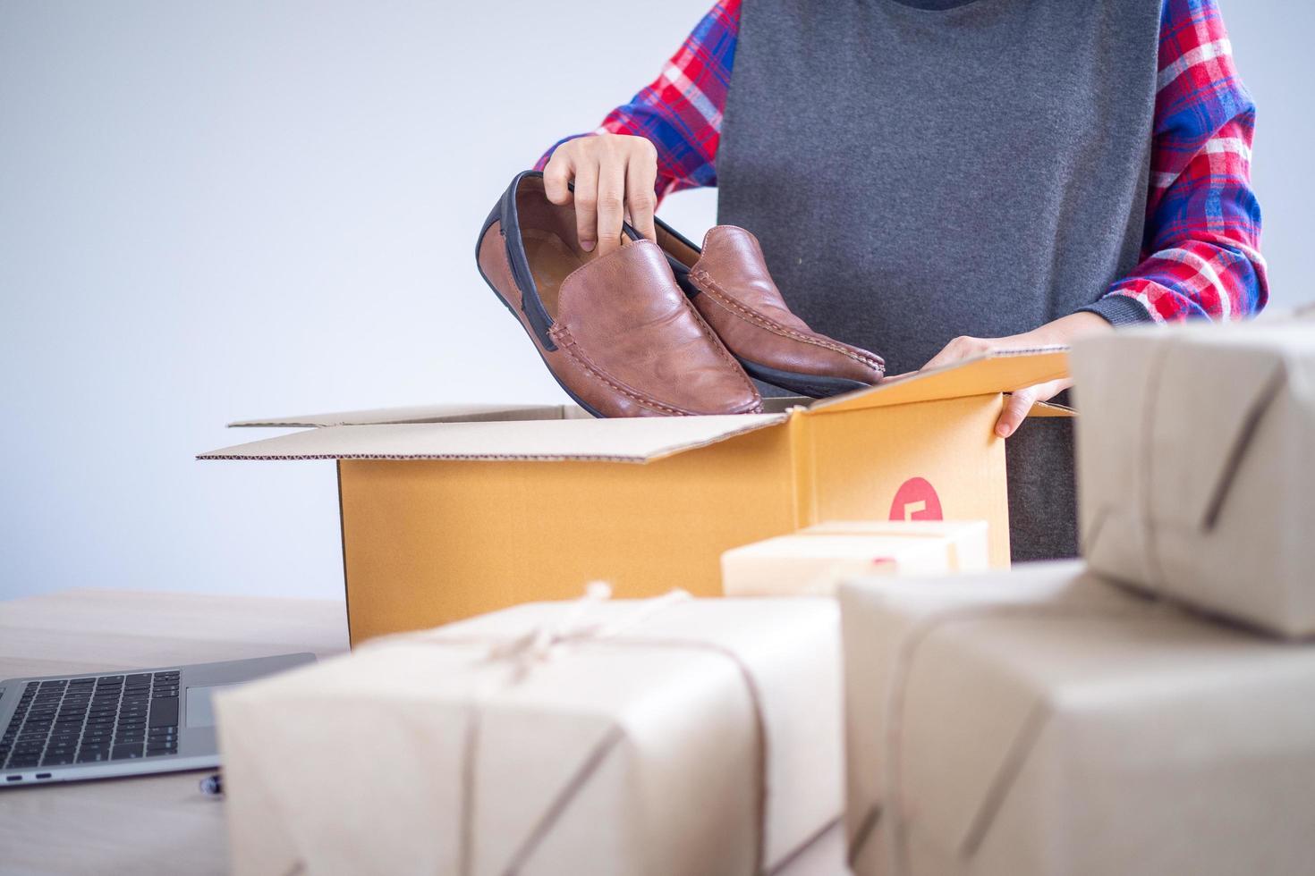 klein Geschäft zum liefern Artikel zu Kunde Box Verpackung geliefert zu das online Markt gemäß zu das Kauf bestellen und Produkt Verpackung Vorbereitung. foto