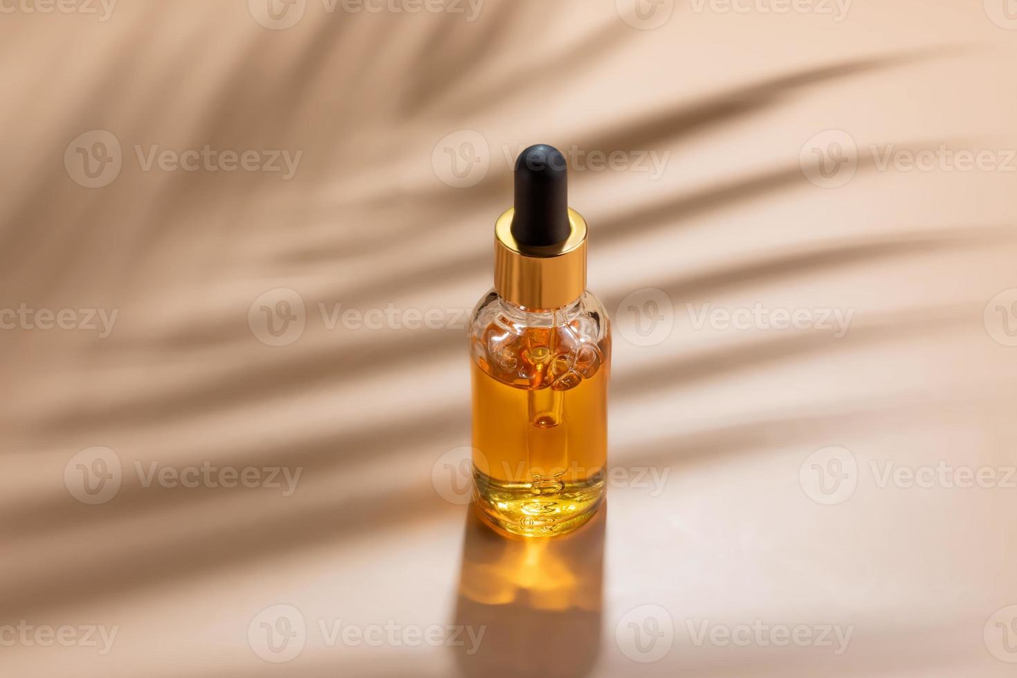 Attrappe, Lehrmodell, Simulation von Schönheit Mode kosmetisch bilden Flasche Serum Produkt mit Hautpflege und Gesundheitswesen Konzept auf beigr Hintergrund mit Palme Blatt Schatten. minimal Stil foto