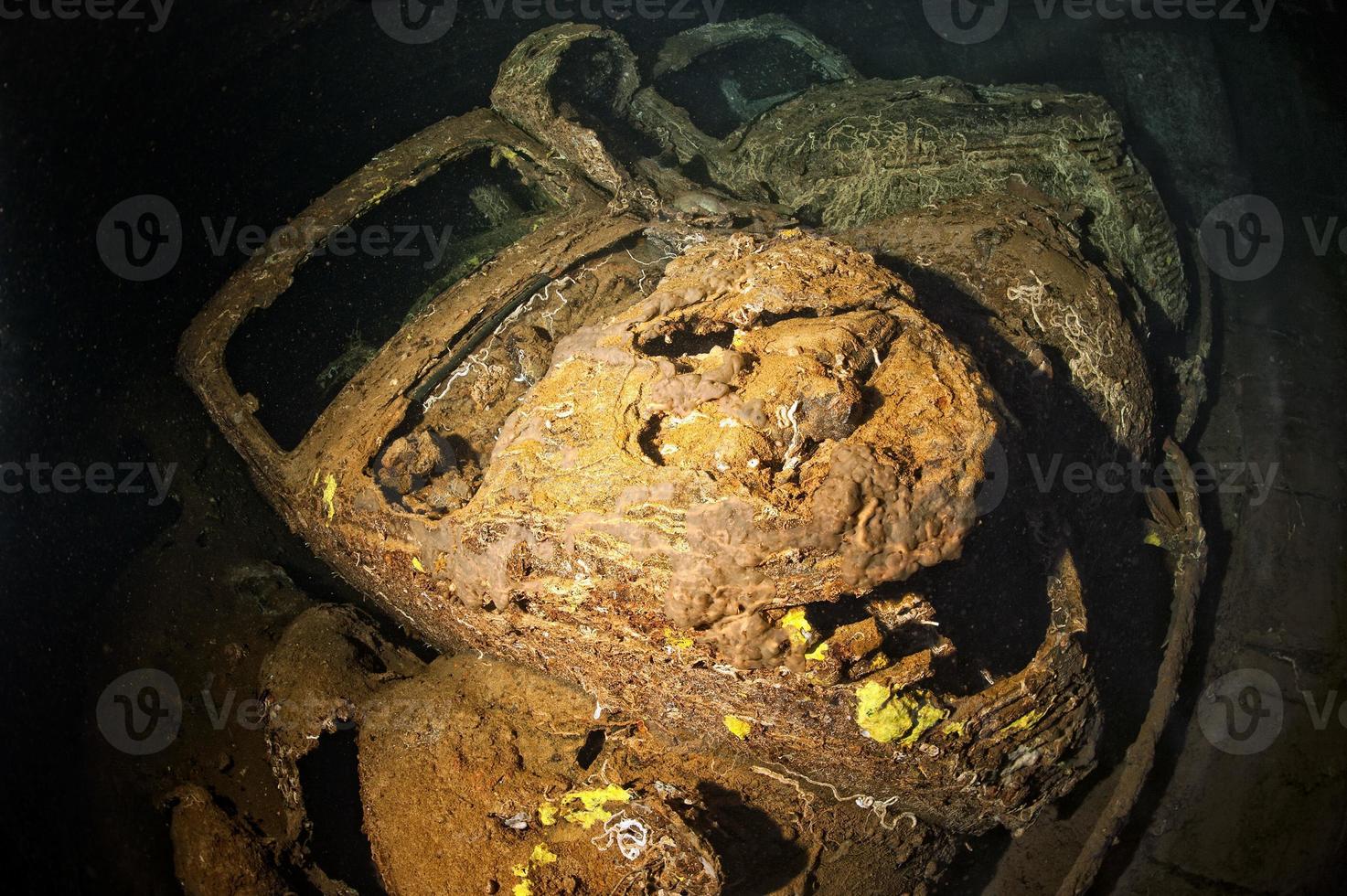 altes auto innerhalb des schiffswracks des ii. weltkriegs foto