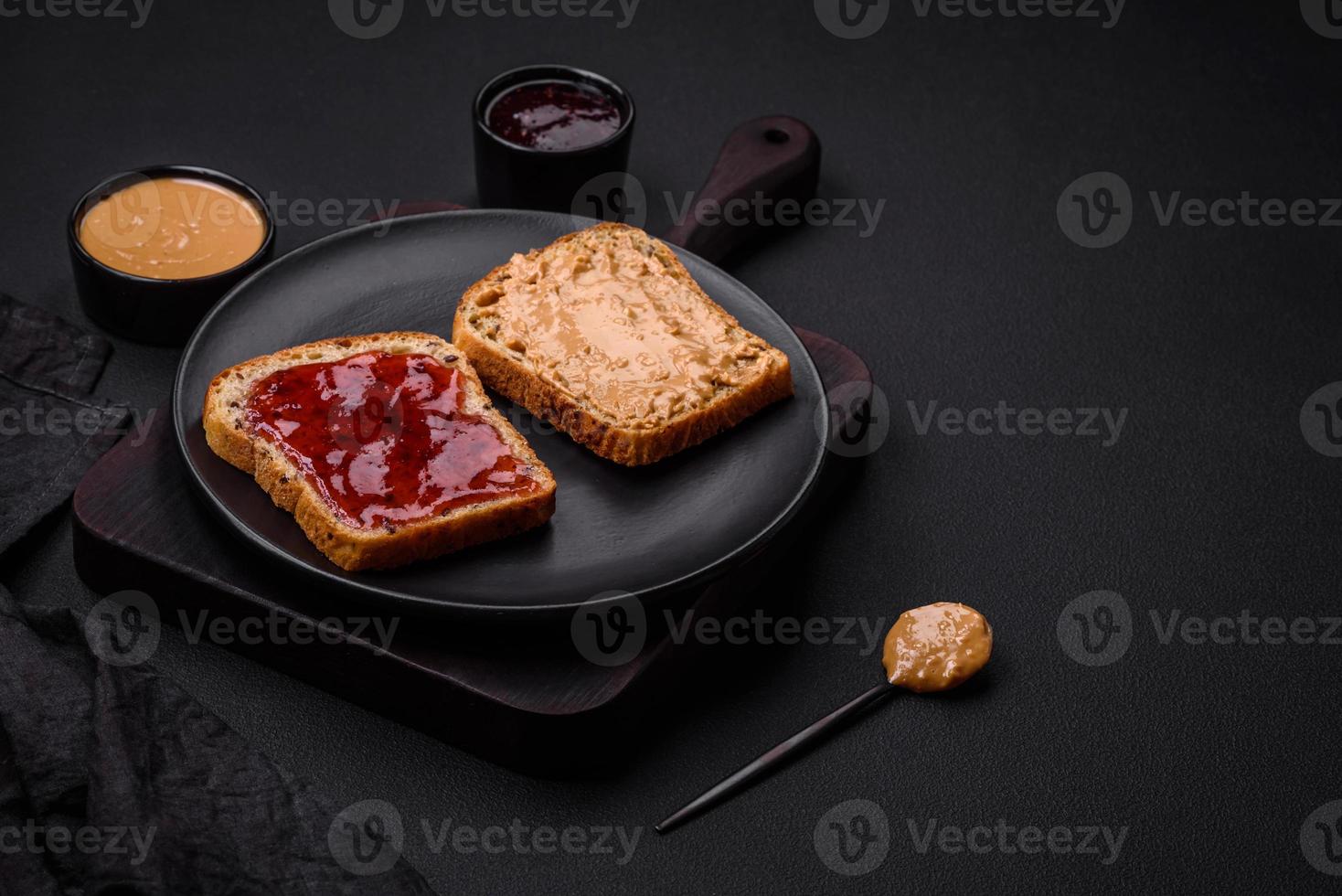 nahrhaft Sandwiches bestehend aus von brot, Himbeere Marmelade und Erdnuss Butter foto