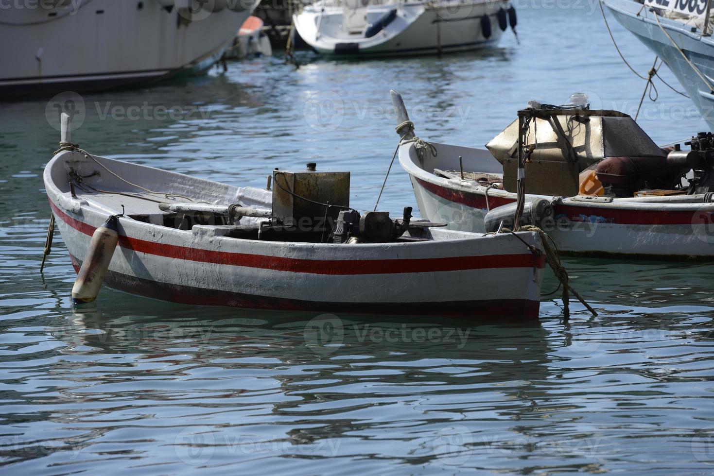 Boot zum Angeln durch Lampenlicht im Mittelmeer foto