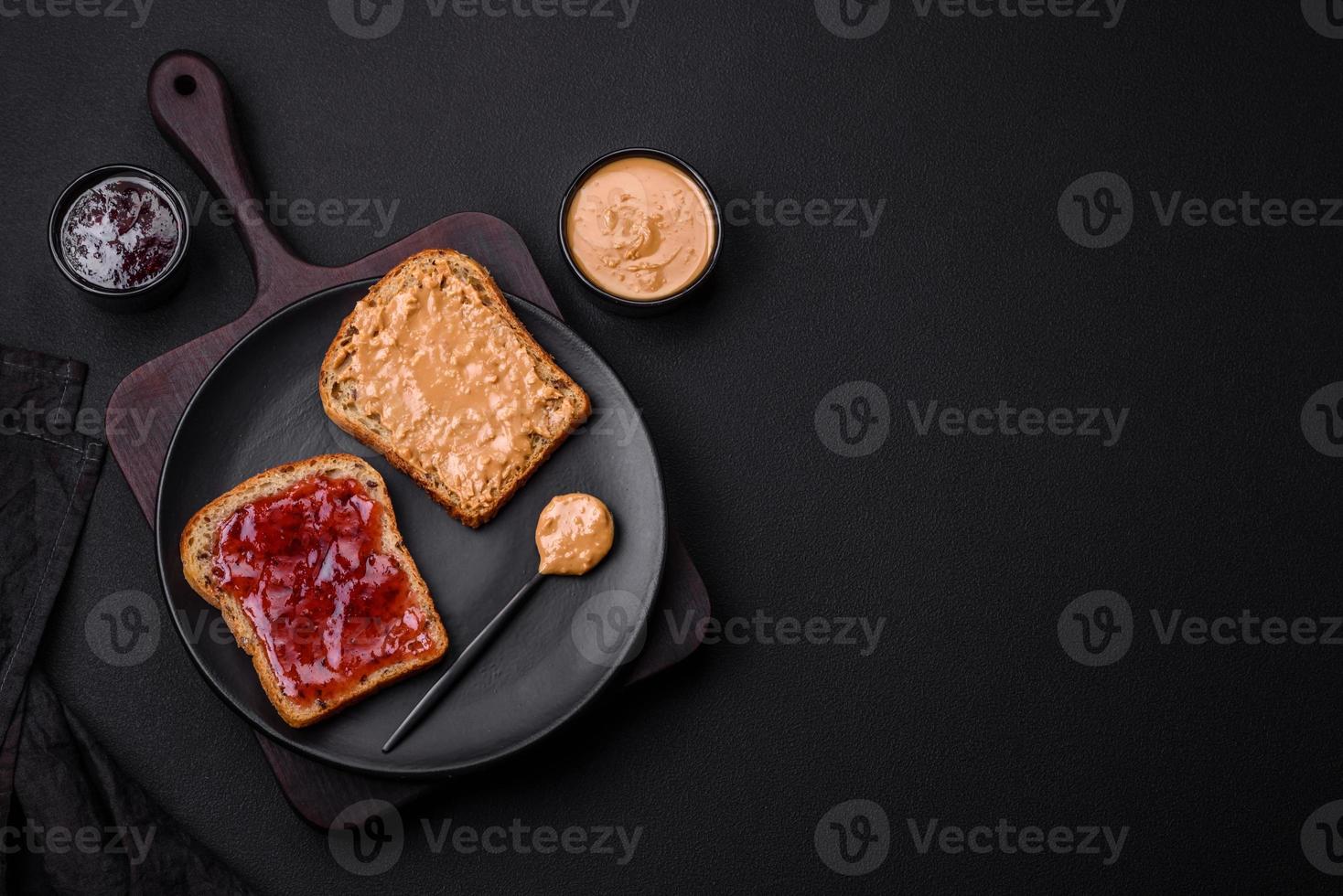 nahrhaft Sandwiches bestehend aus von brot, Himbeere Marmelade und Erdnuss Butter foto