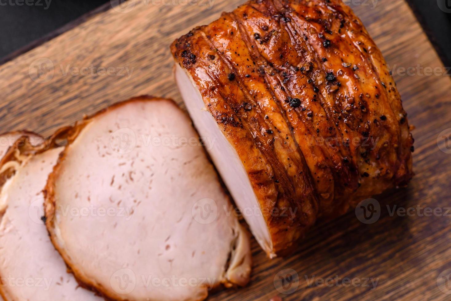 köstlich frisch geräuchert Fleisch oder Schinken mit Gewürze und Kräuter foto