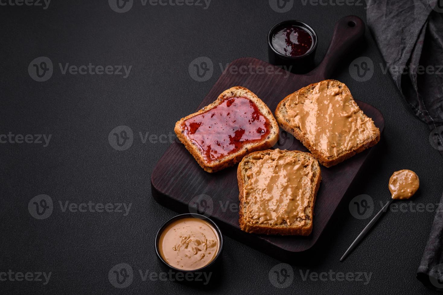 nahrhaft Sandwiches bestehend aus von brot, Himbeere Marmelade und Erdnuss Butter foto