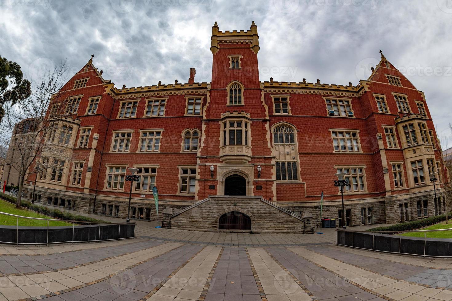 Adelaide Universität Gebäude auf wolkig Himmel foto