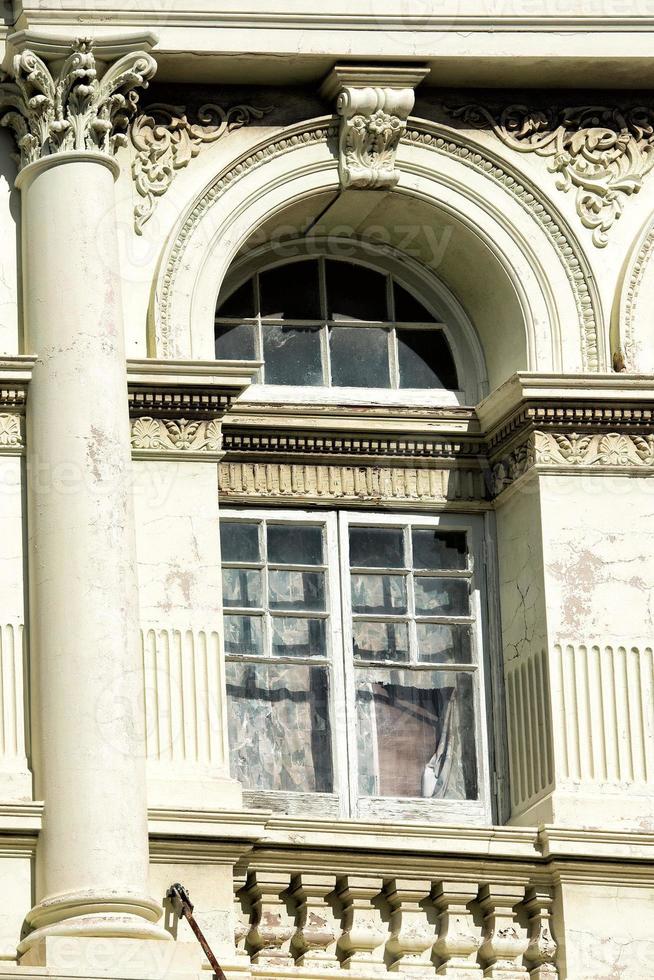 Außenansicht des alten Holzfensters foto