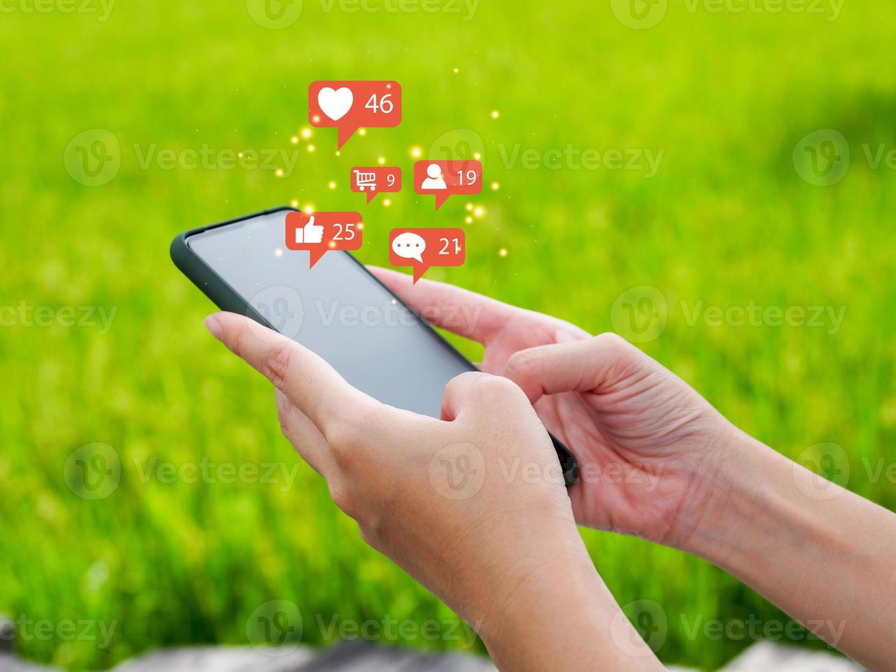 Hand von ein jung Frau mit ein Smartphone zu abspielen Sozial Medien, Kommunikation, Verbindung foto