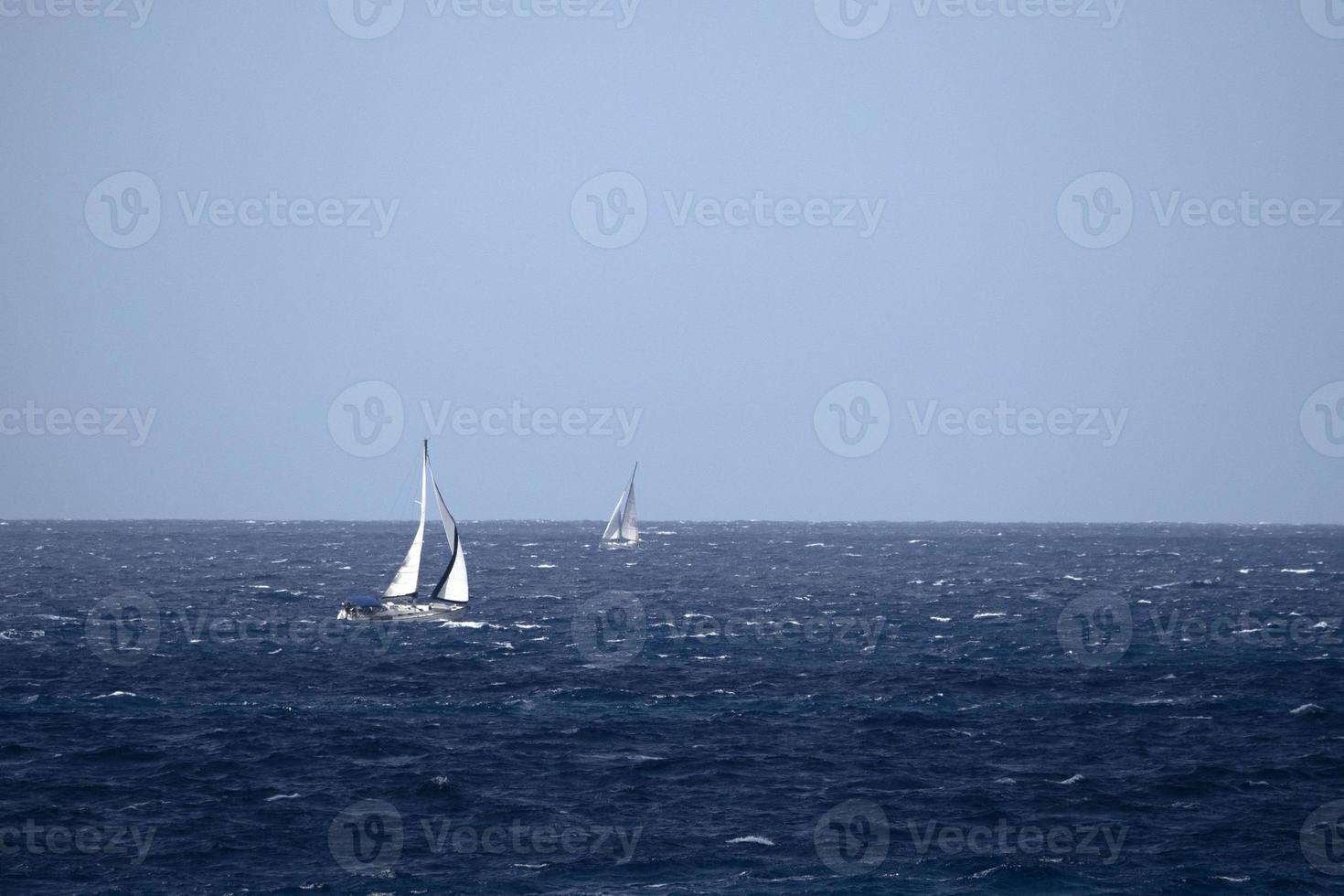 segeln Boot im hoch Wellen Meer foto