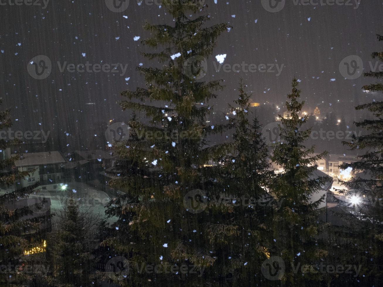 Nachts schneit es in den Dolomiten foto