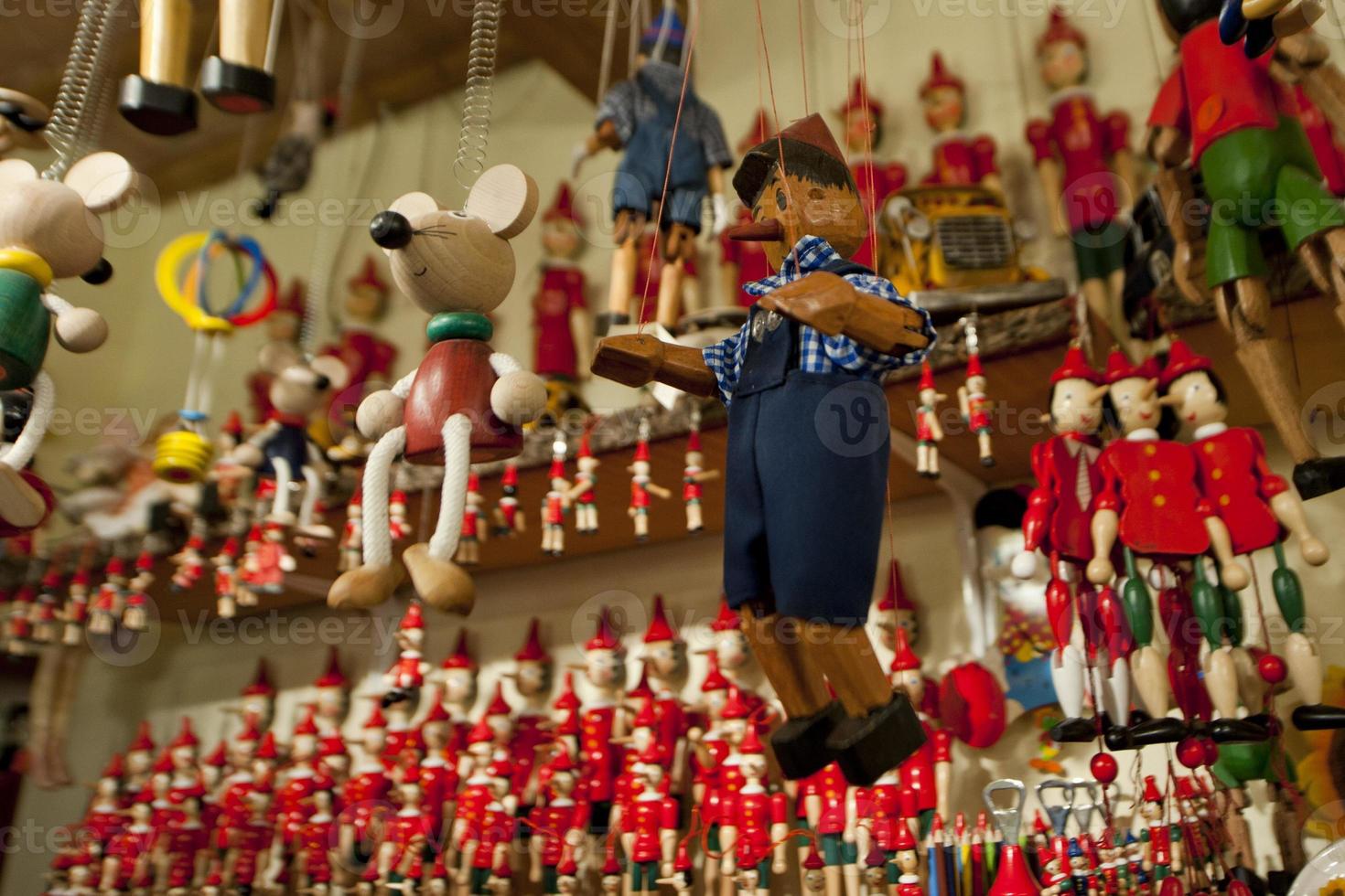 ein Gruppe von Pinocchio Puppen Souvenir von Italien foto