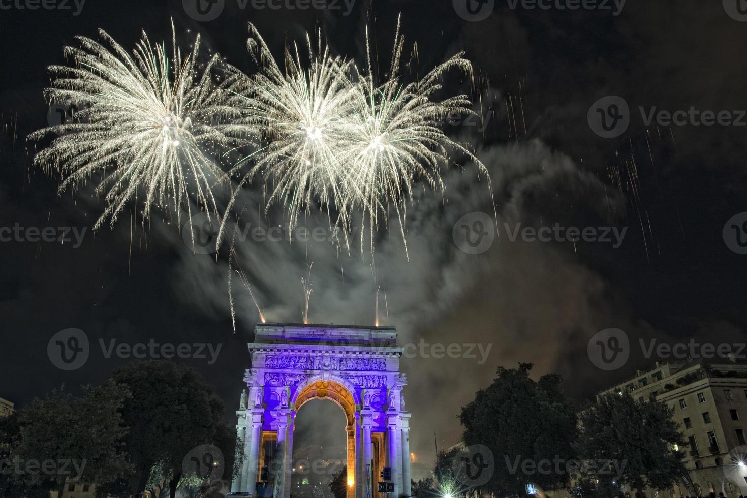 frohes neues jahr und frohes weihnachtsfeuerwerk auf triumphbogen foto