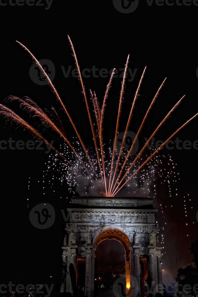 frohes neues jahr und frohes weihnachtsfeuerwerk auf triumphbogen foto