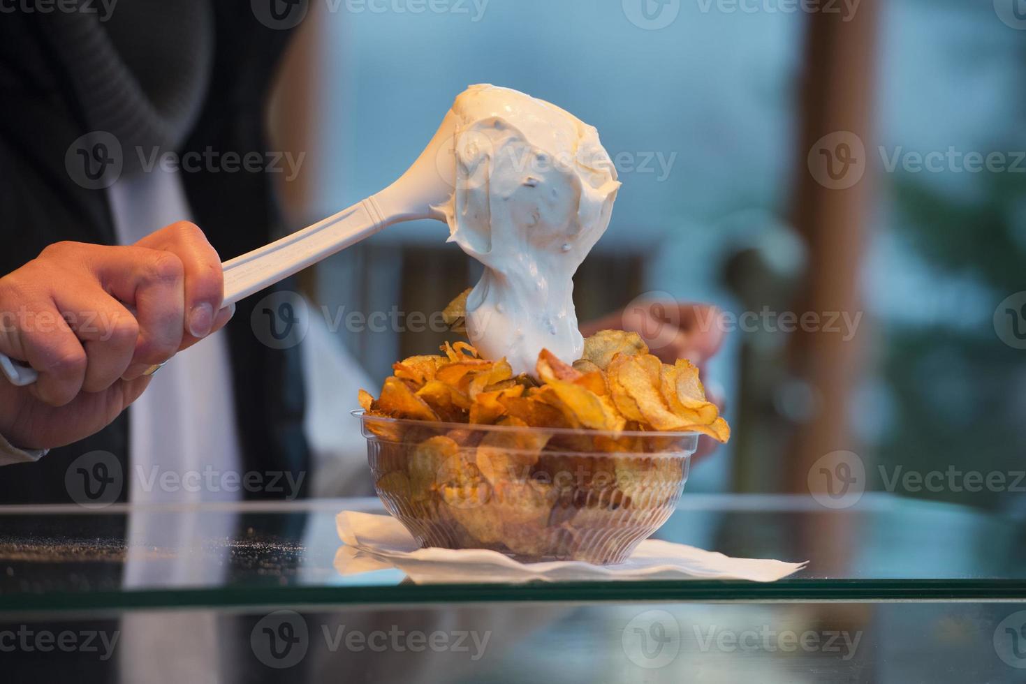 Französisch Fritten Straße Essen mit Saucen Ketchup und Mayonnaise foto