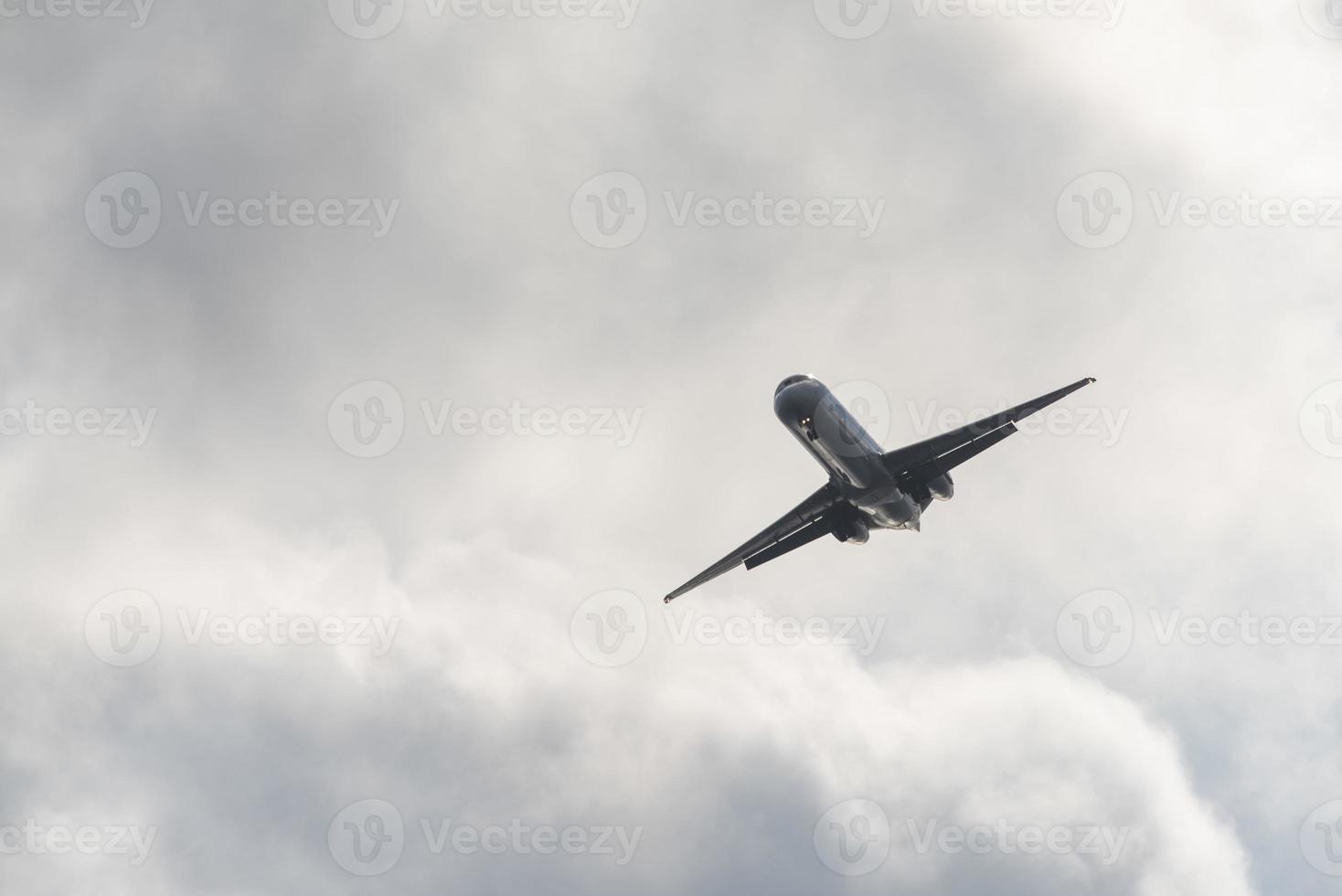 Flugzeug dreht sich vor der Landung foto