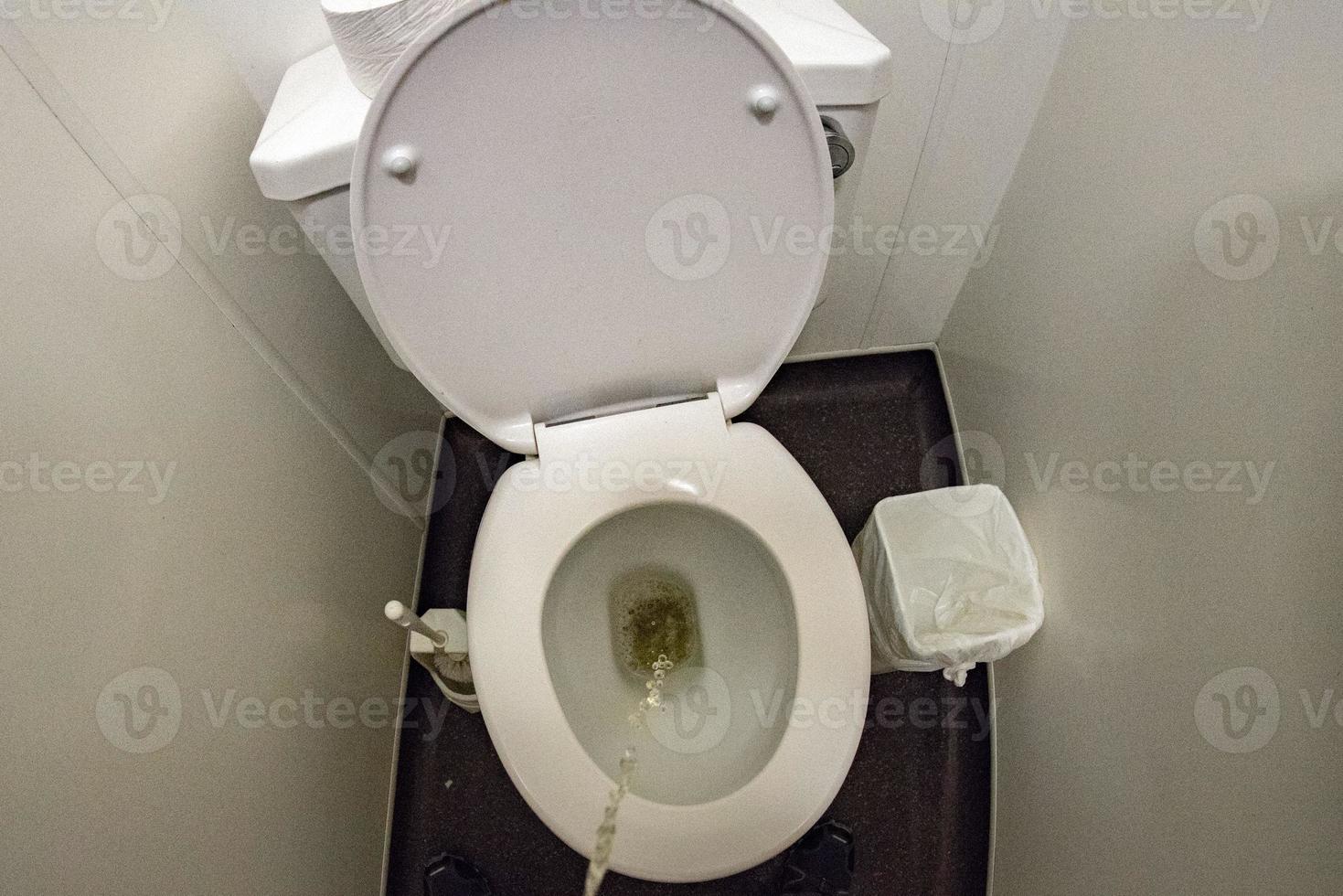 Mann urinieren im Öffentlichkeit Toilette foto