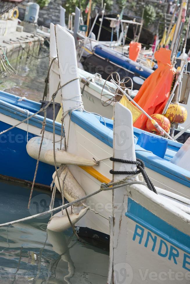 Fischer hölzern Boot Festmachen beim das Hafen foto