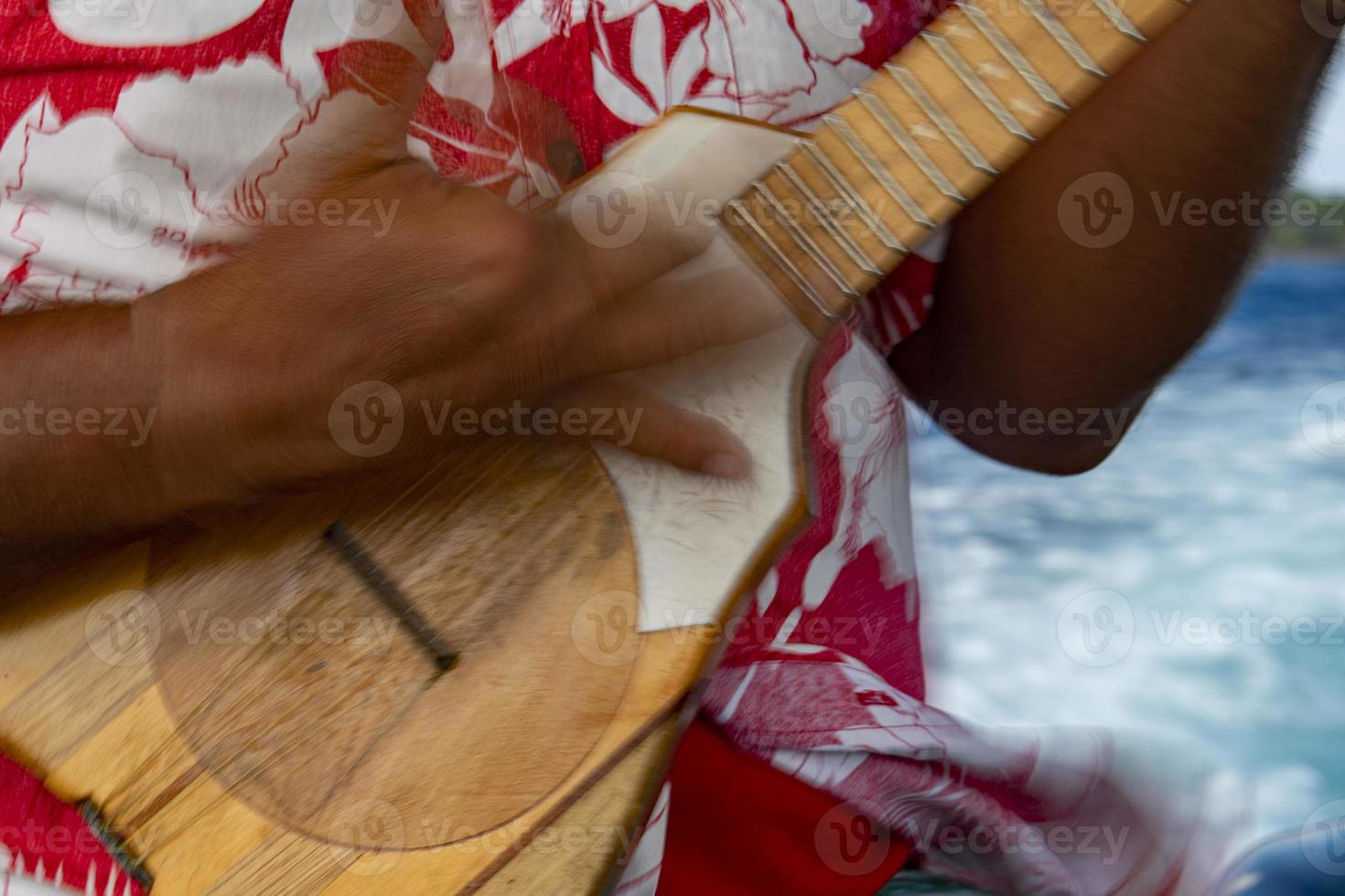 alte Mannhände spielen Hukulele in Französisch-Polynesien foto