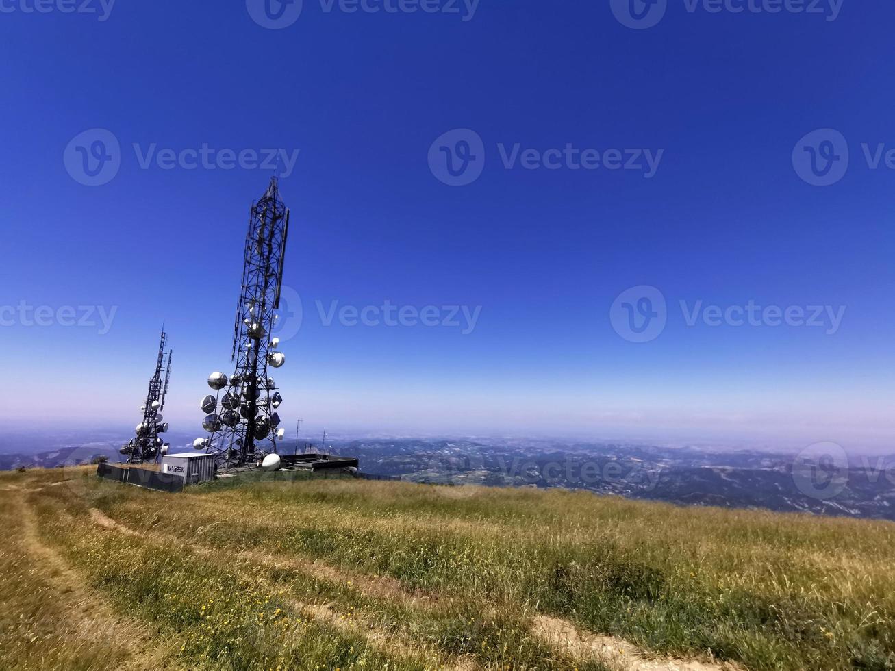 Telekom-Mobilfunk-Antennenturm auf blauem Hintergrund foto