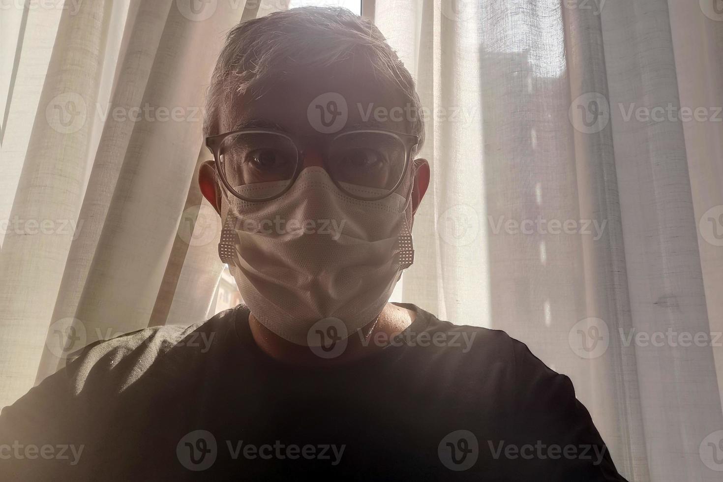 Mann mit Coronavirus-Maske foto