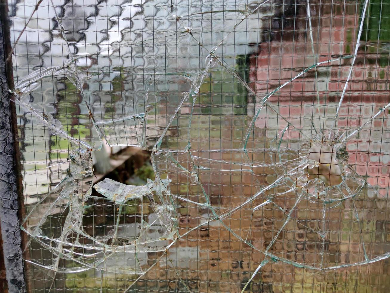 Gewehrkugel zerbrochenes Fensterglas foto