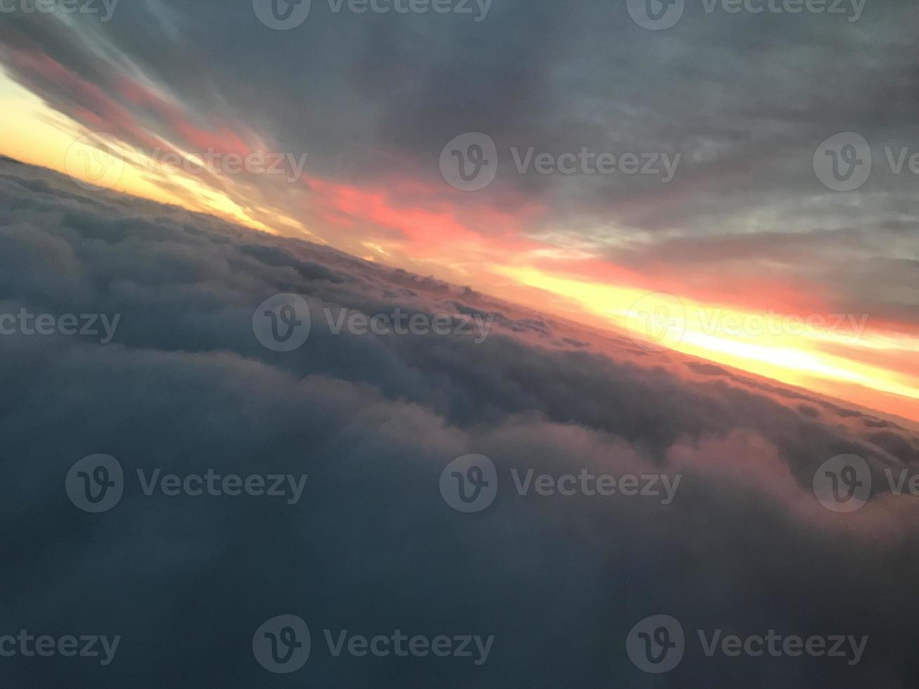 Sonnenaufgang Wolken im das Himmel von Flugzeug Fenster foto