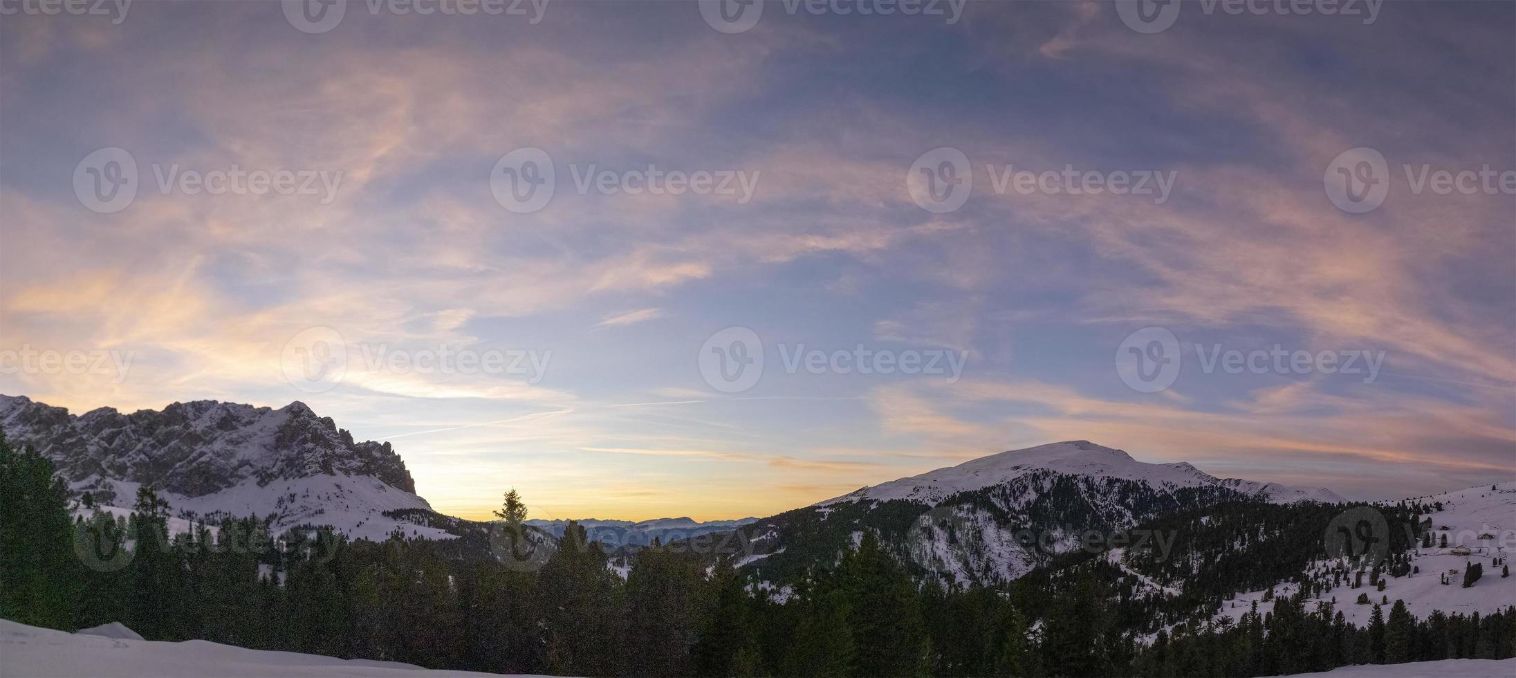 Sonnenuntergang auf Dolomiten Berge Aussicht von passo delle erbe sass de Putia Winter Jahreszeit foto