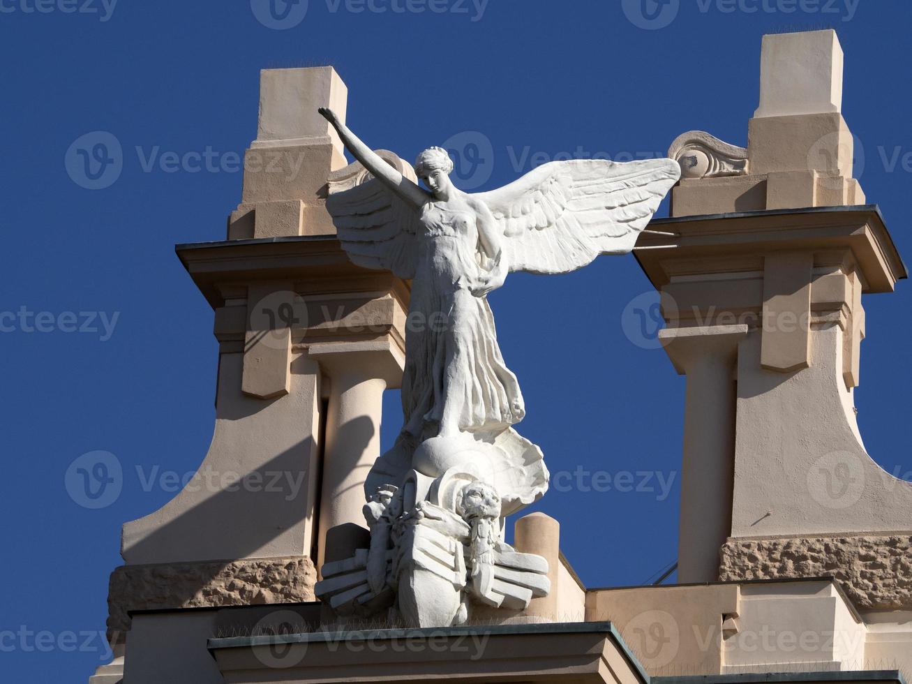 Siegesfaschismus-Engelsstatue auf der Spitze des alten Gebäudes foto