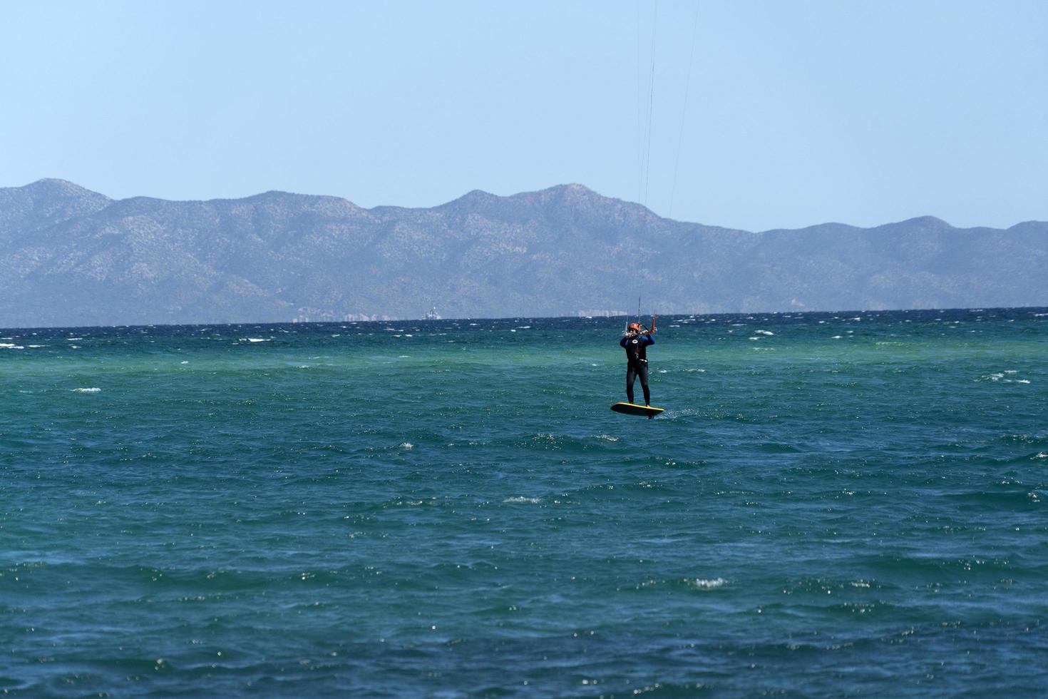 la ventana, mexiko - 16. februar 2020 - kitesurfen am windigen strand foto