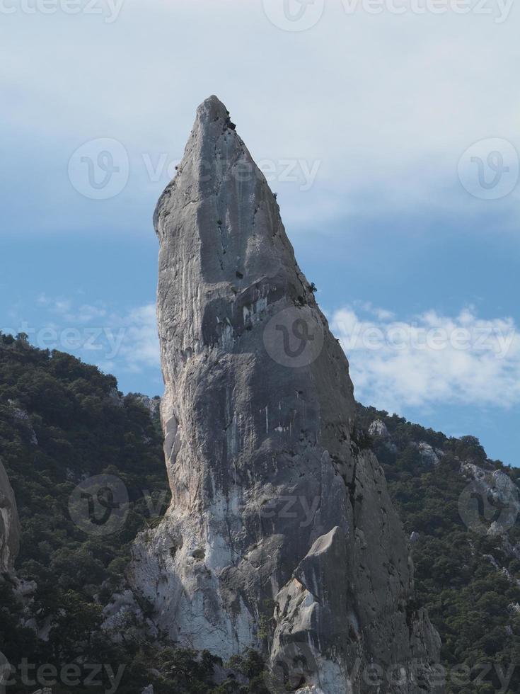 Kletterer auf Goloritze-Felswand am Meer Sardinien Italien foto