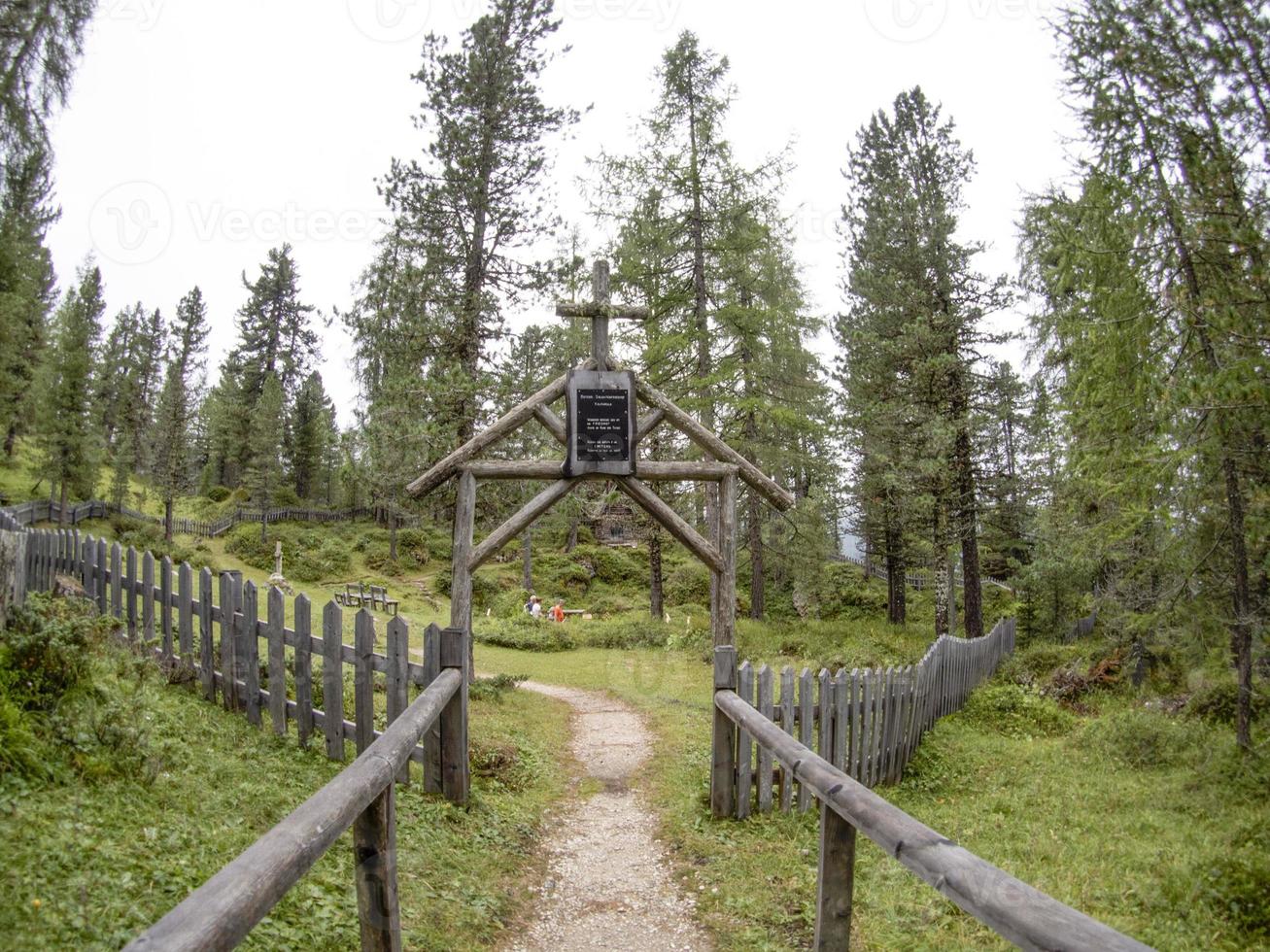 i Weltkrieg alte Holzkirche und Friedhof in den Dolomiten Valparola foto