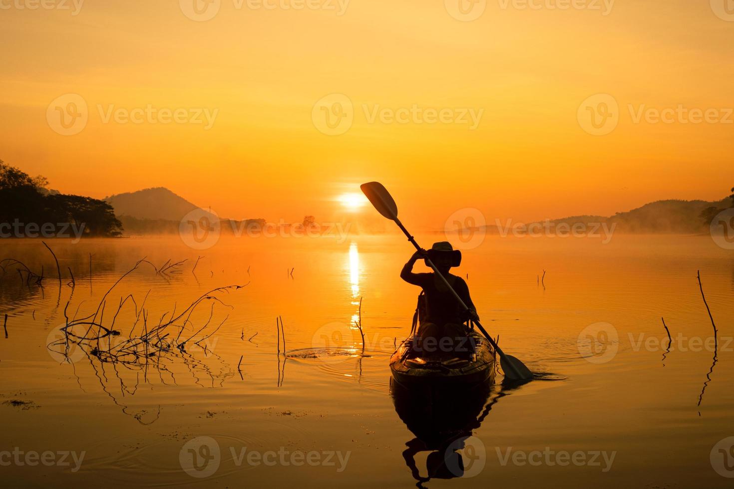 Frauen auf Kajakreihen im Stausee während des Sonnenaufgangs, harirak forest park huai nam man reservoir loei thailand 21 jan 2023 foto