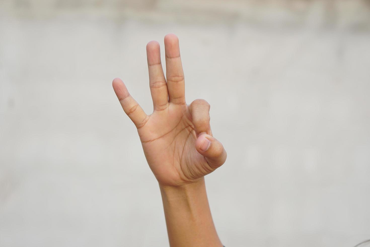 Frau tun Hand Gesten wie ein Zeichen von in Ordnung foto