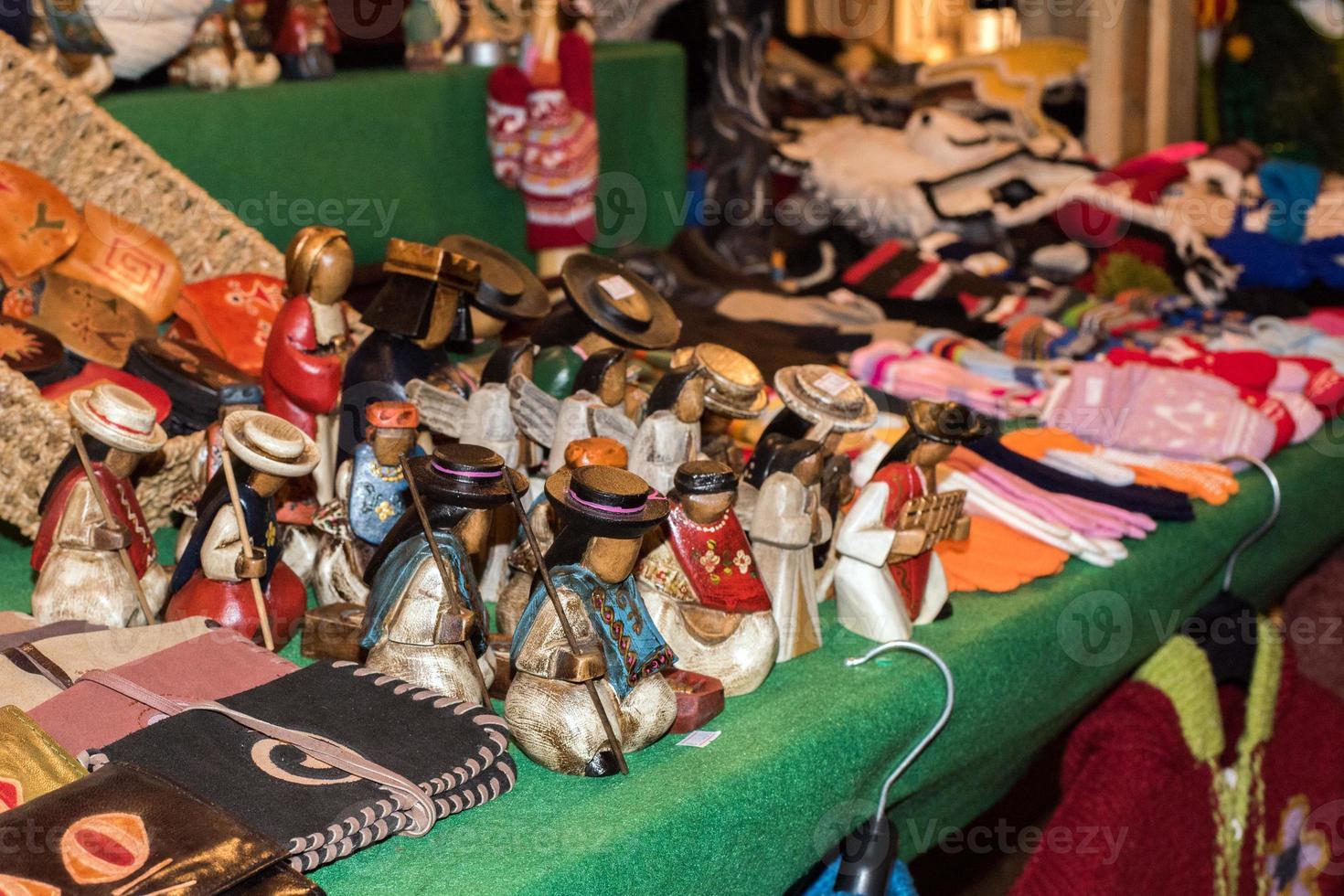 Weihnachtsschmuck auf dem Straßenmarkt foto