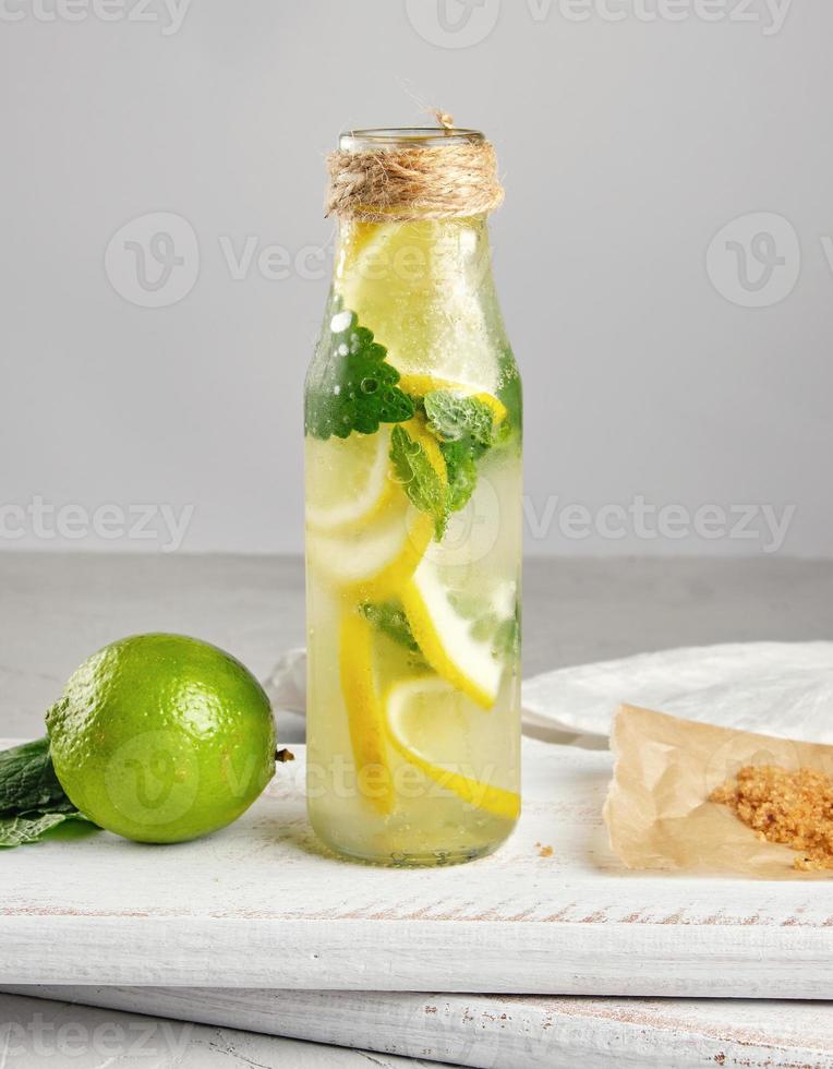 sommererfrischungsgetränk limonade mit zitronen foto