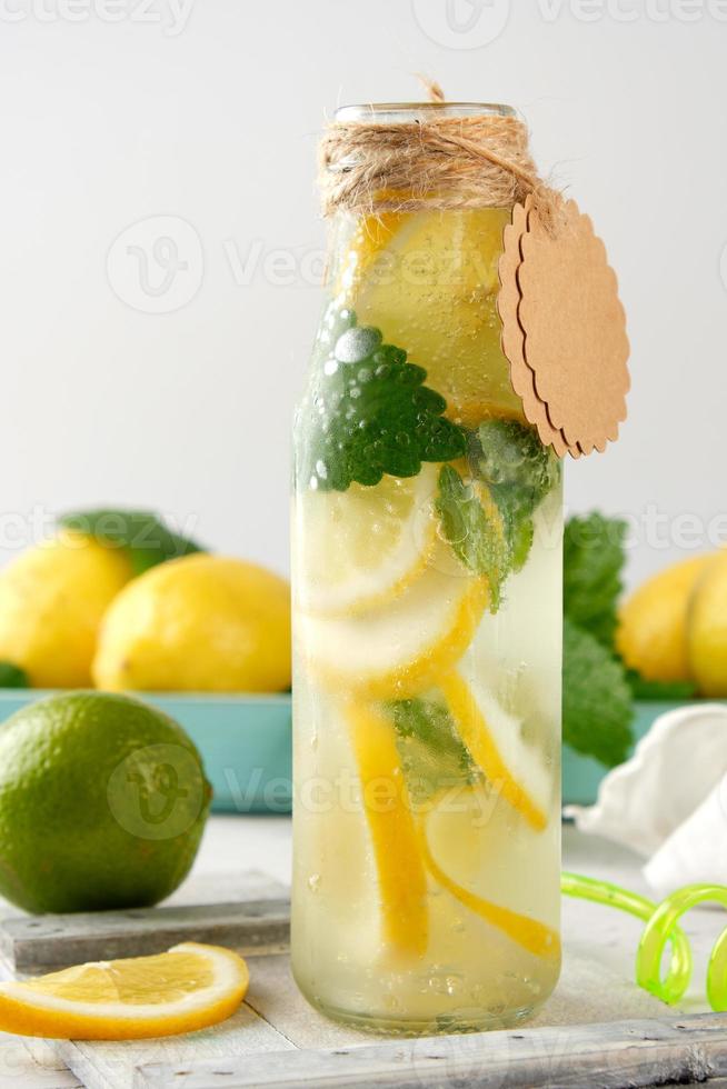 Erfrischungsgetränk Limonade mit Zitronen, Minzblättern, Limette in einer Glasflasche foto