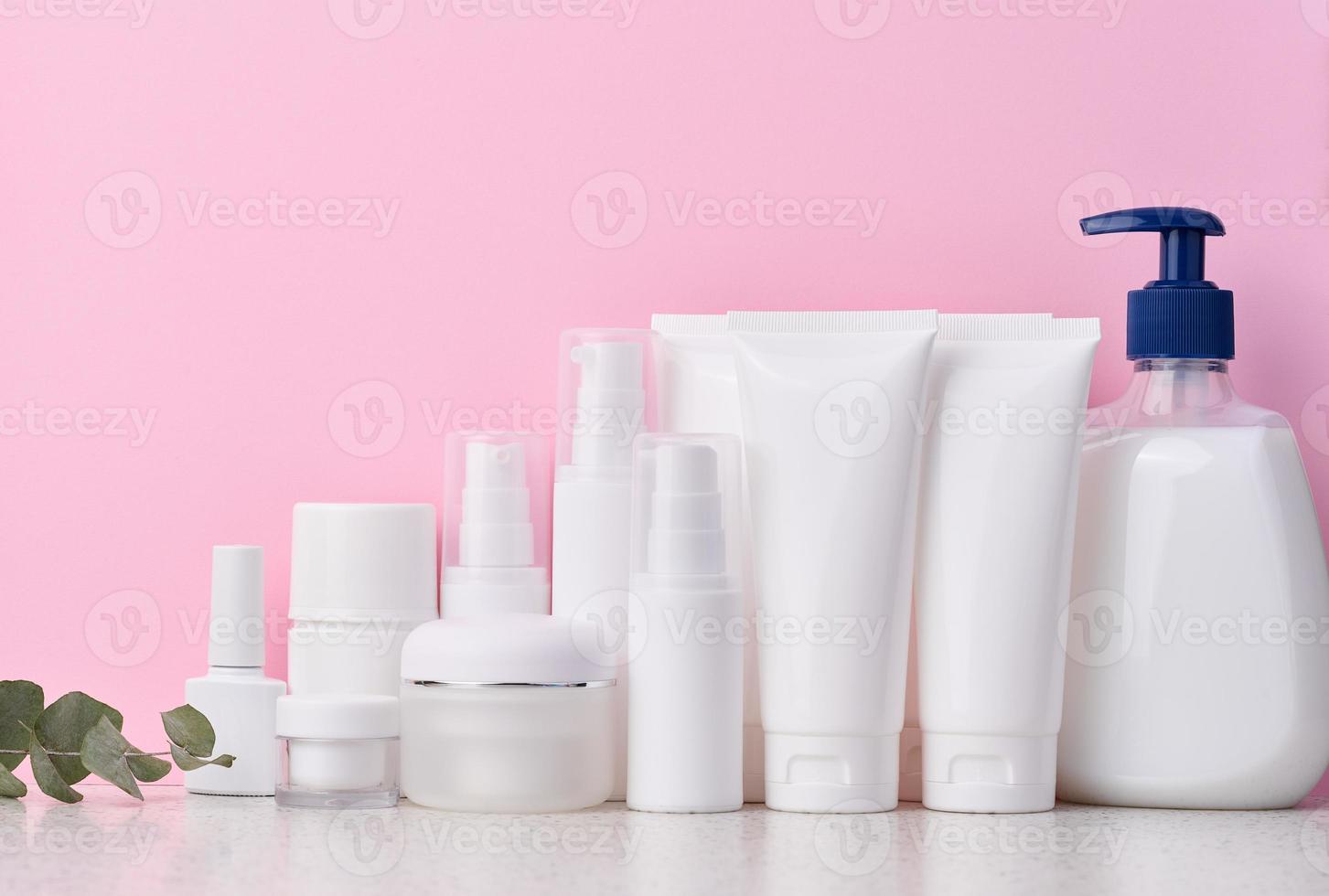 Weiß Plastik Rohre, Gläser, und Behälter zum kosmetisch Produkte auf ein Rosa Hintergrund, Werbung und branding von Produkte foto