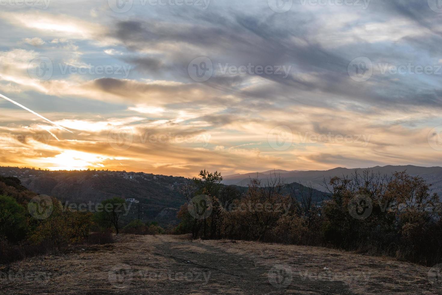 spektakulär Sonnenuntergang Über Landschaft beim Berge im Georgia im Herbst. foto