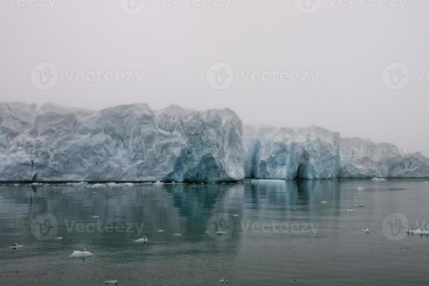 svalbard spitzbergen gletscheransicht mit kleinem eisberg foto