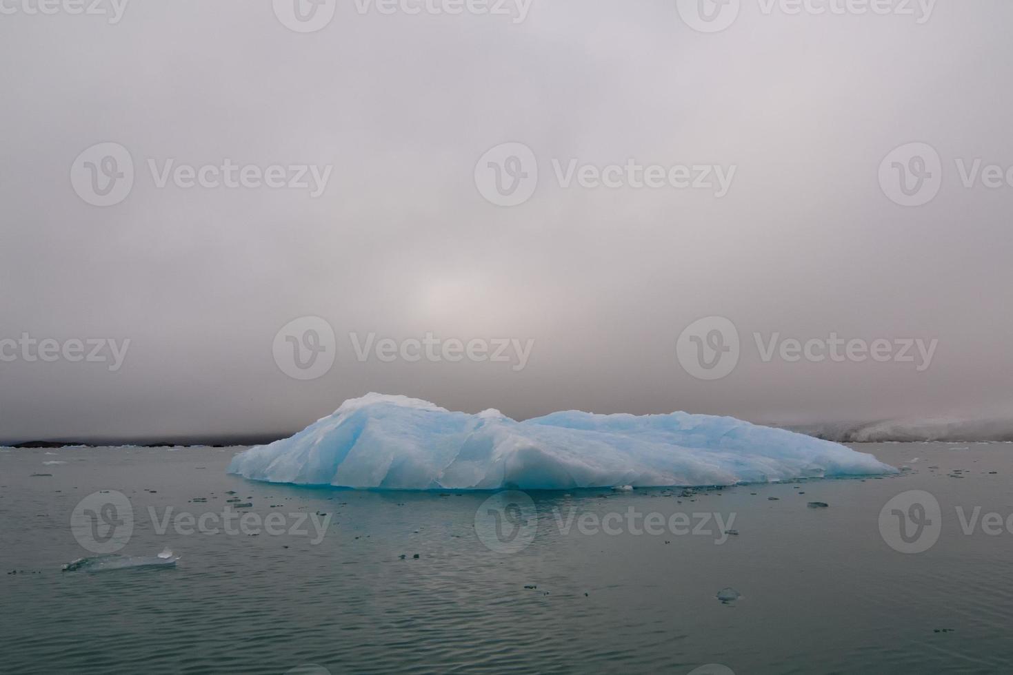 svalbard spitzbergen gletscheransicht mit kleinem eisberg foto